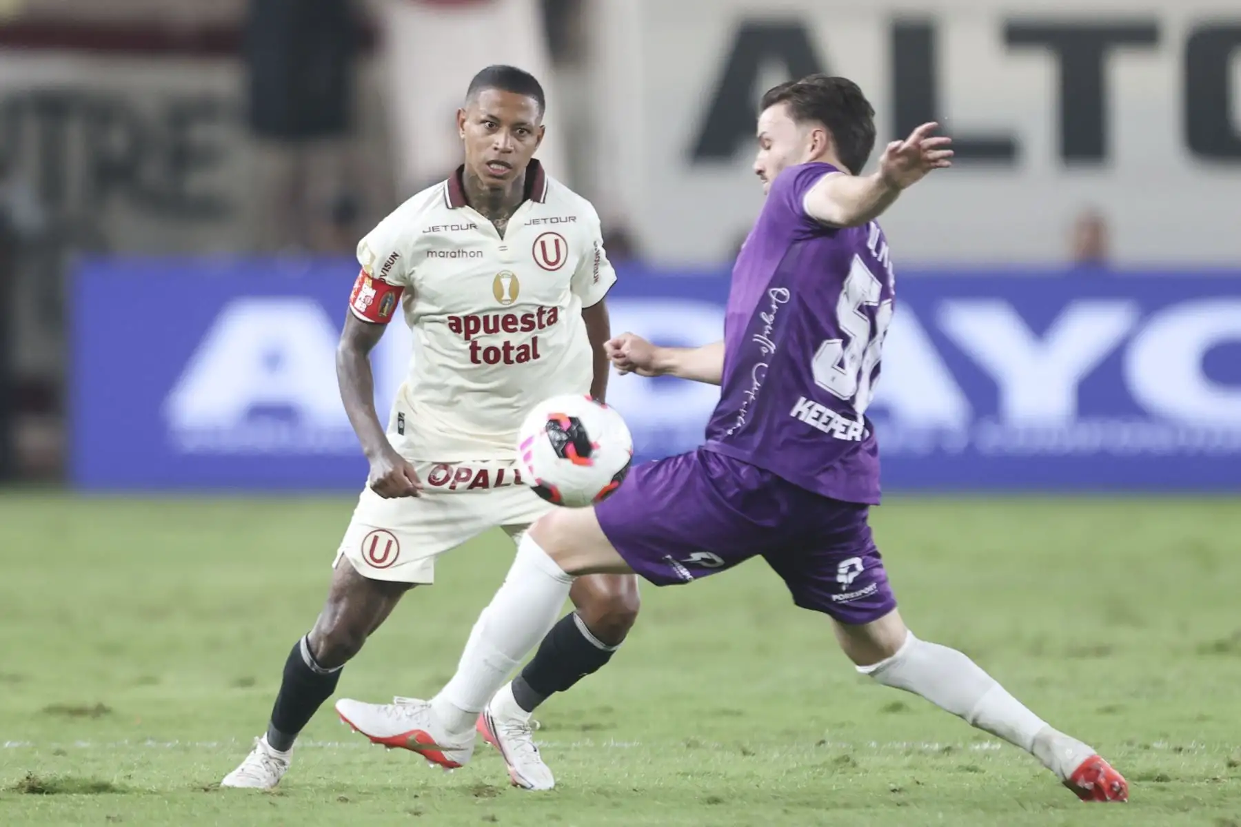 Universitario de Deportes y Comerciantes Unidos igualaron 2-2 en el Estadio Monumental por la octava fecha del Torneo Clausura. El conjunto crema tuvo que remontar en dos oportunidades y rescató un punto sobre el final, con un penal convertido por Gianluca Lapadula. Con este resultado, Universitario sumó 17 puntos y se mantiene en la parte alta de la tabla. Foto: ANDINA/Jhonel Rodríguez Robles