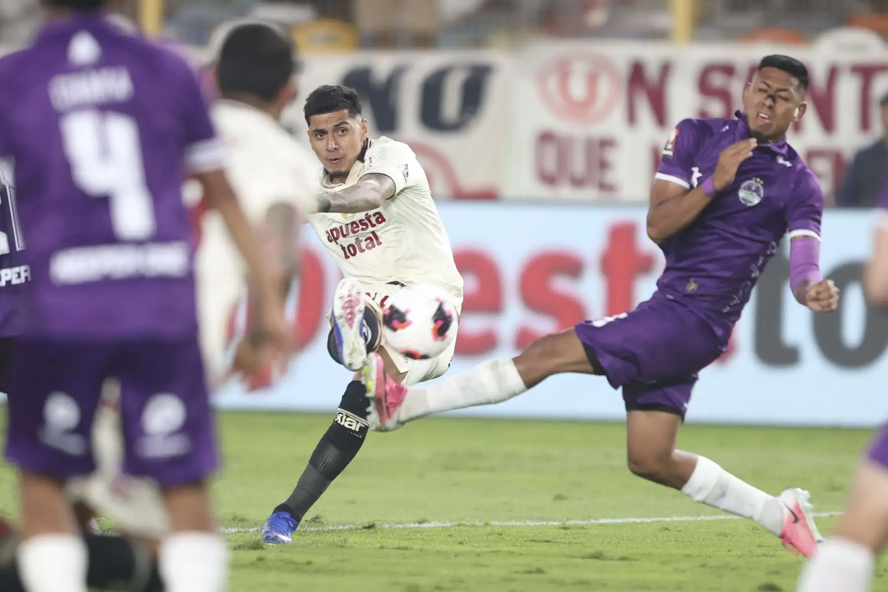 Universitario de Deportes y Comerciantes Unidos igualaron 2-2 en el Estadio Monumental por la octava fecha del Torneo Clausura. El conjunto crema tuvo que remontar en dos oportunidades y rescató un punto sobre el final, con un penal convertido por Gianluca Lapadula. Con este resultado, Universitario sumó 17 puntos y se mantiene en la parte alta de la tabla. Foto: ANDINA/Jhonel Rodríguez Robles