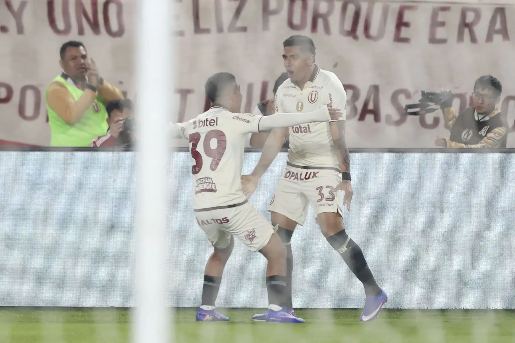 Universitario de Deportes y Comerciantes Unidos igualaron 2-2 en el Estadio Monumental por la octava fecha del Torneo Clausura. El conjunto crema tuvo que remontar en dos oportunidades y rescató un punto sobre el final, con un penal convertido por Gianluca Lapadula. Con este resultado, Universitario sumó 17 puntos y se mantiene en la parte alta de la tabla. Foto: ANDINA/Jhonel Rodríguez Robles