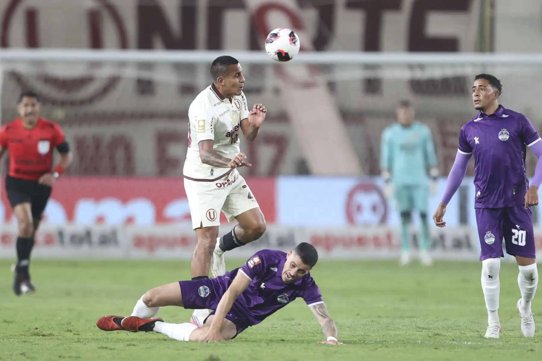 Universitario de Deportes y Comerciantes Unidos igualaron 2-2 en el Estadio Monumental por la octava fecha del Torneo Clausura. El conjunto crema tuvo que remontar en dos oportunidades y rescató un punto sobre el final, con un penal convertido por Gianluca Lapadula. Con este resultado, Universitario sumó 17 puntos y se mantiene en la parte alta de la tabla. Foto: ANDINA/Jhonel Rodríguez Robles