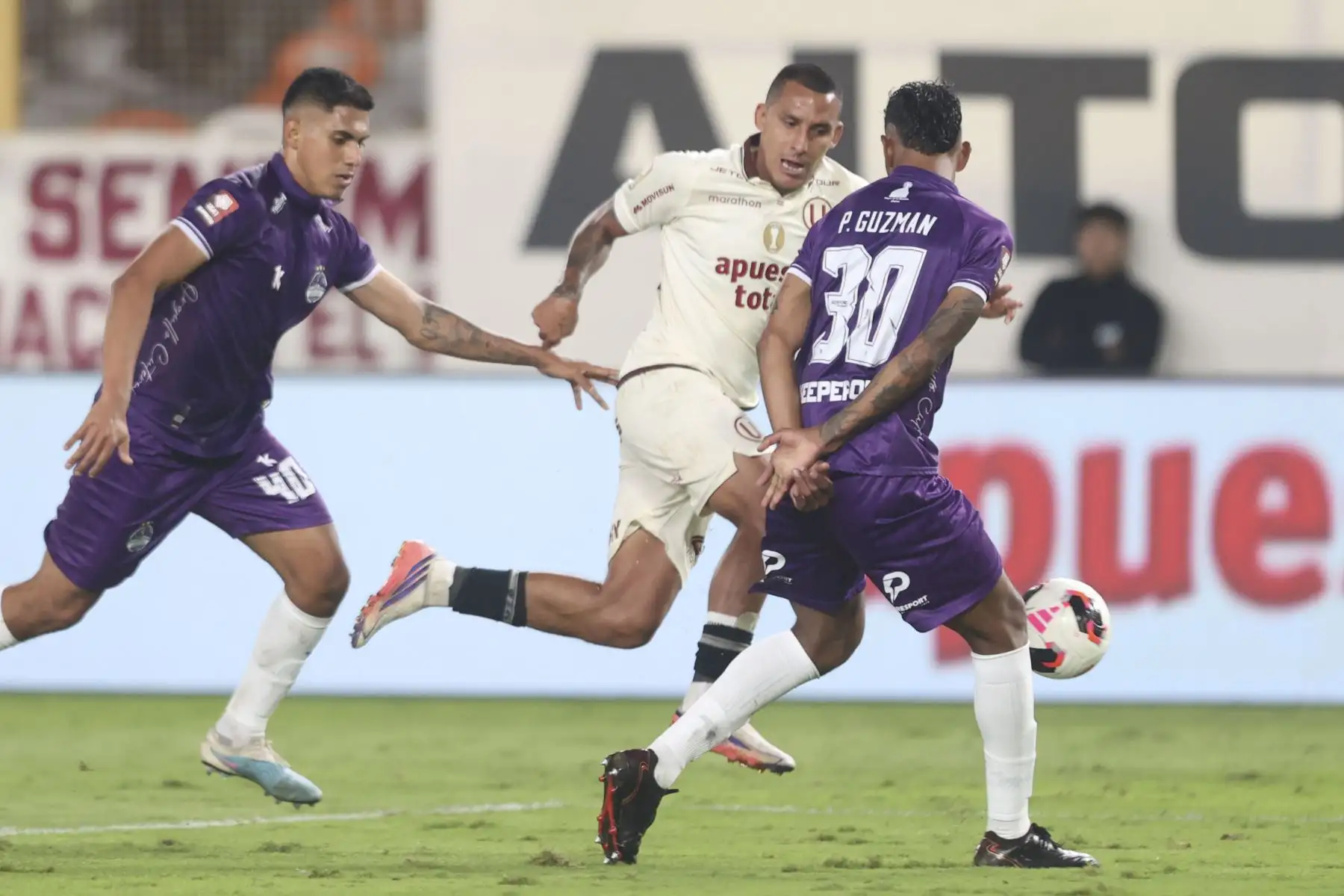 Universitario de Deportes y Comerciantes Unidos igualaron 2-2 en el Estadio Monumental por la octava fecha del Torneo Clausura. El conjunto crema tuvo que remontar en dos oportunidades y rescató un punto sobre el final, con un penal convertido por Gianluca Lapadula. Con este resultado, Universitario sumó 17 puntos y se mantiene en la parte alta de la tabla. Foto: ANDINA/Jhonel Rodríguez Robles