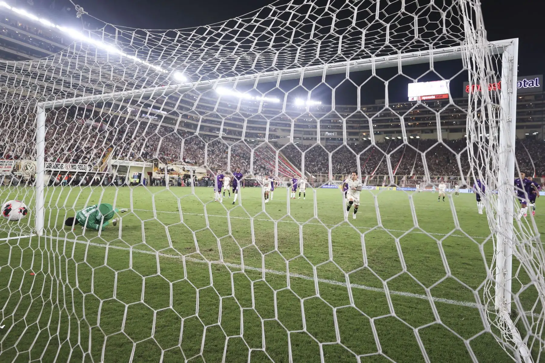Universitario de Deportes y Comerciantes Unidos igualaron 2-2 en el Estadio Monumental por la octava fecha del Torneo Clausura. El conjunto crema tuvo que remontar en dos oportunidades y rescató un punto sobre el final, con un penal convertido por Gianluca Lapadula. Con este resultado, Universitario sumó 17 puntos y se mantiene en la parte alta de la tabla. Foto: ANDINA/Jhonel Rodríguez Robles