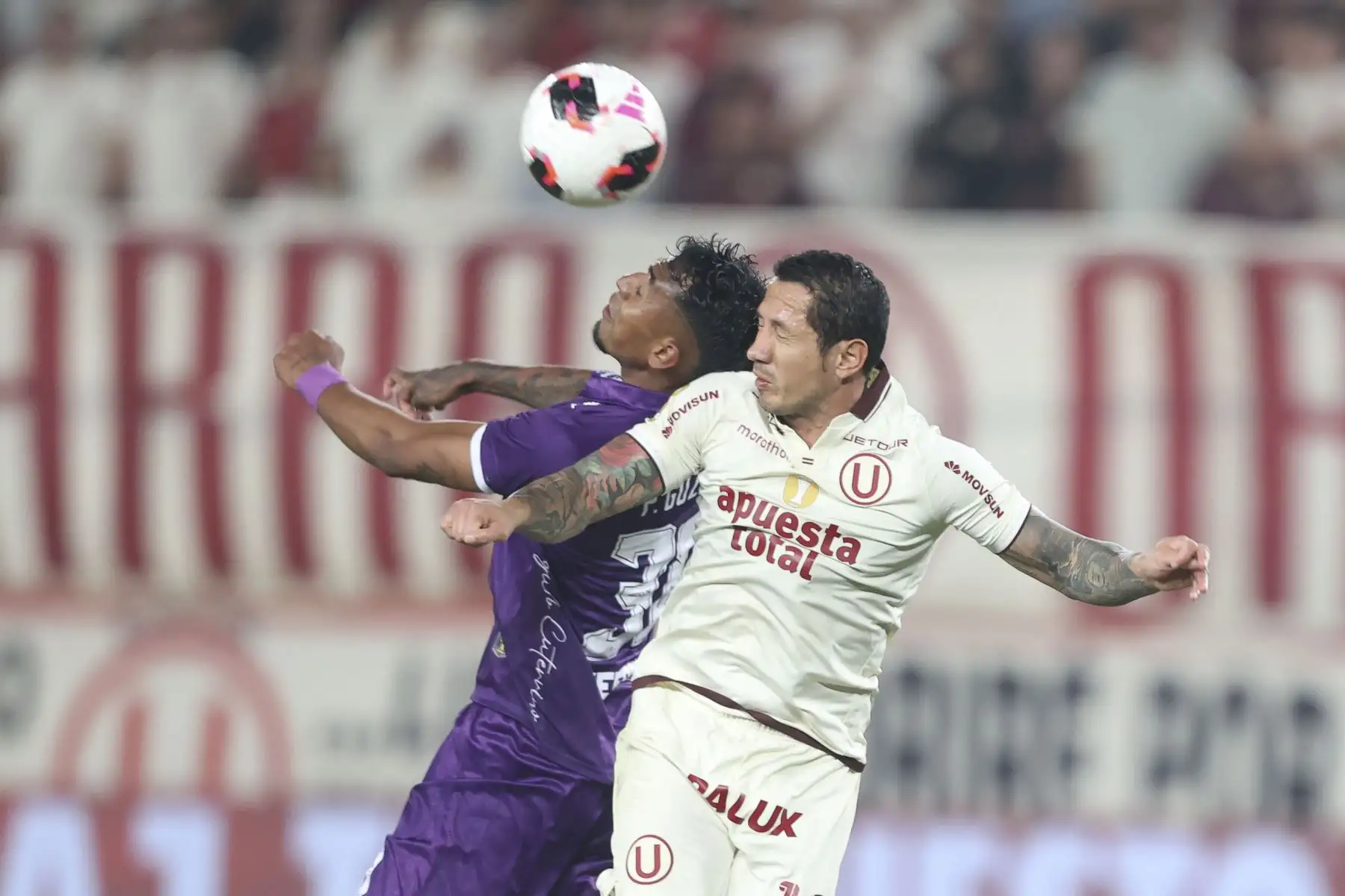 Universitario de Deportes y Comerciantes Unidos igualaron 2-2 en el Estadio Monumental por la octava fecha del Torneo Clausura. El conjunto crema tuvo que remontar en dos oportunidades y rescató un punto sobre el final, con un penal convertido por Gianluca Lapadula. Con este resultado, Universitario sumó 17 puntos y se mantiene en la parte alta de la tabla. Foto: ANDINA/Jhonel Rodríguez Robles
