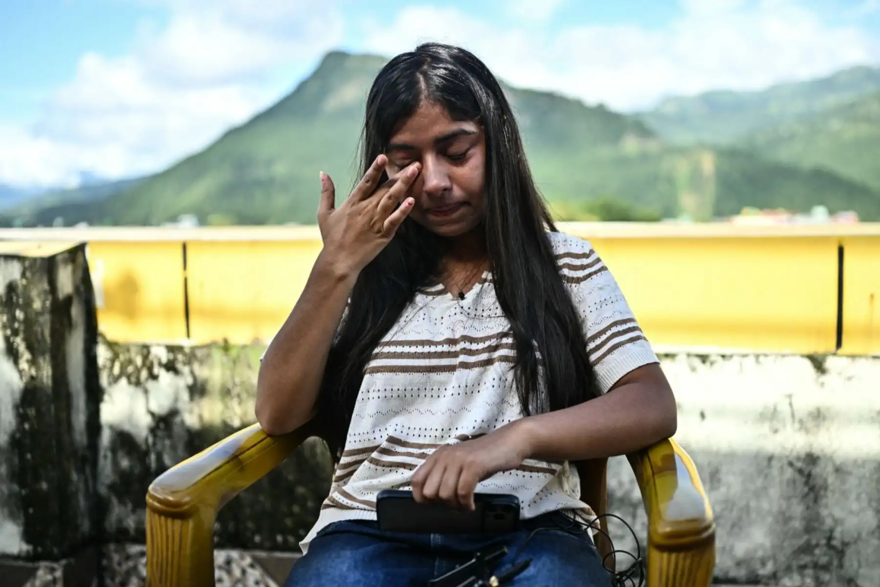 Santoshi Dotel, de 17 años, asistía a una clase de contabilidad cuando recibió la orden de evacuar. Aún agradece al conserje que la apuró a marcharse. Foto: AFP