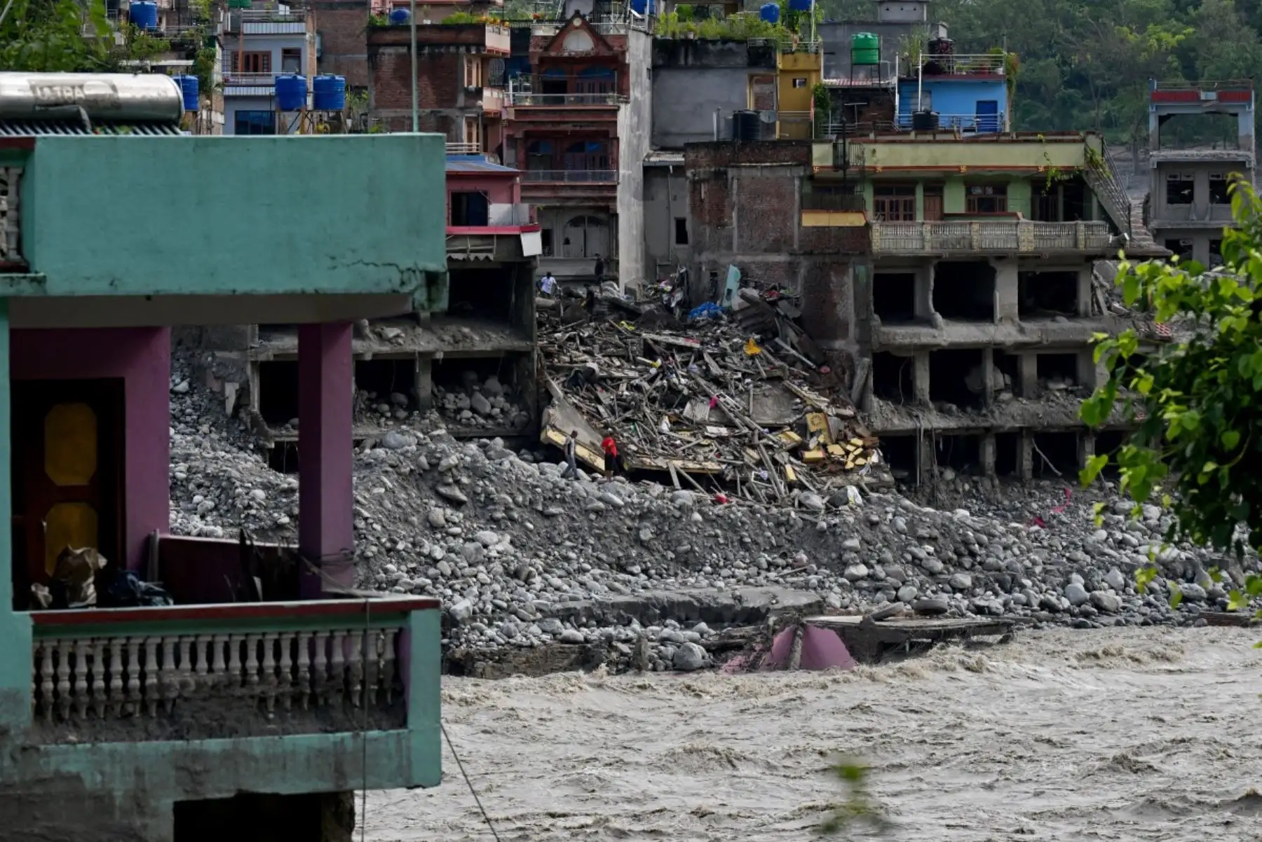 Pobladores buscan pertenencias que puedan recuperarse en Trishuli Bazar, en el distrito nepalí de Nuwakot. Foto: AFP