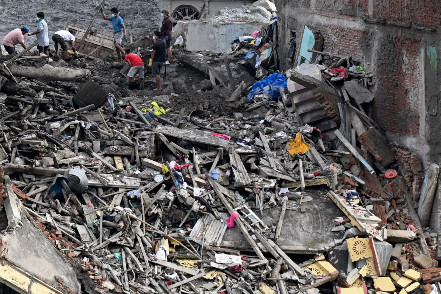 Pobladores buscan pertenencias que puedan recuperarse en Trishuli Bazar, en el distrito nepalí de Nuwakot. Foto: AFP