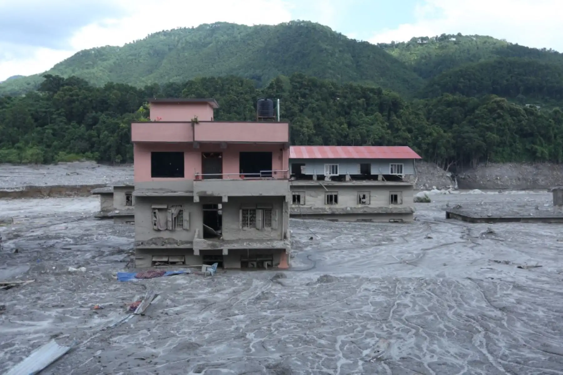 Vista general muestra la localidad de Trishuli Bazaar, en el distrito de Nuwakot (Nepal), afectada por las inundaciones el 31 de agosto de 2026, tras una crecida repentina del río Bhotekoshi provocada por el desbordamiento de un lago glaciar cerca de la frontera entre el Tíbet y Nepal. Foto: AFP