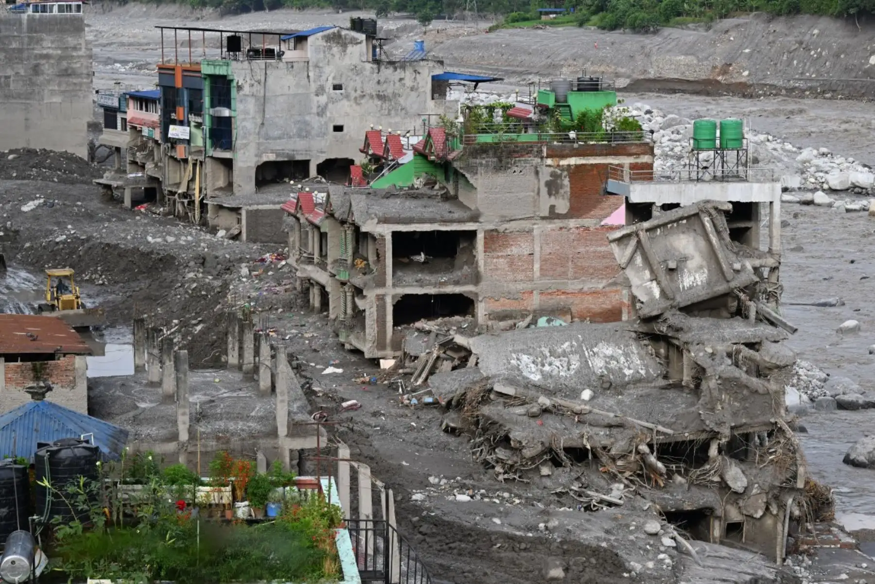 Vista general muestra la localidad de Trishuli Bazaar, en el distrito de Nuwakot (Nepal), afectada por las inundaciones el 31 de agosto de 2026, tras una crecida repentina del río Bhotekoshi provocada por el desbordamiento de un lago glaciar cerca de la frontera entre el Tíbet y Nepal. Foto: AFP