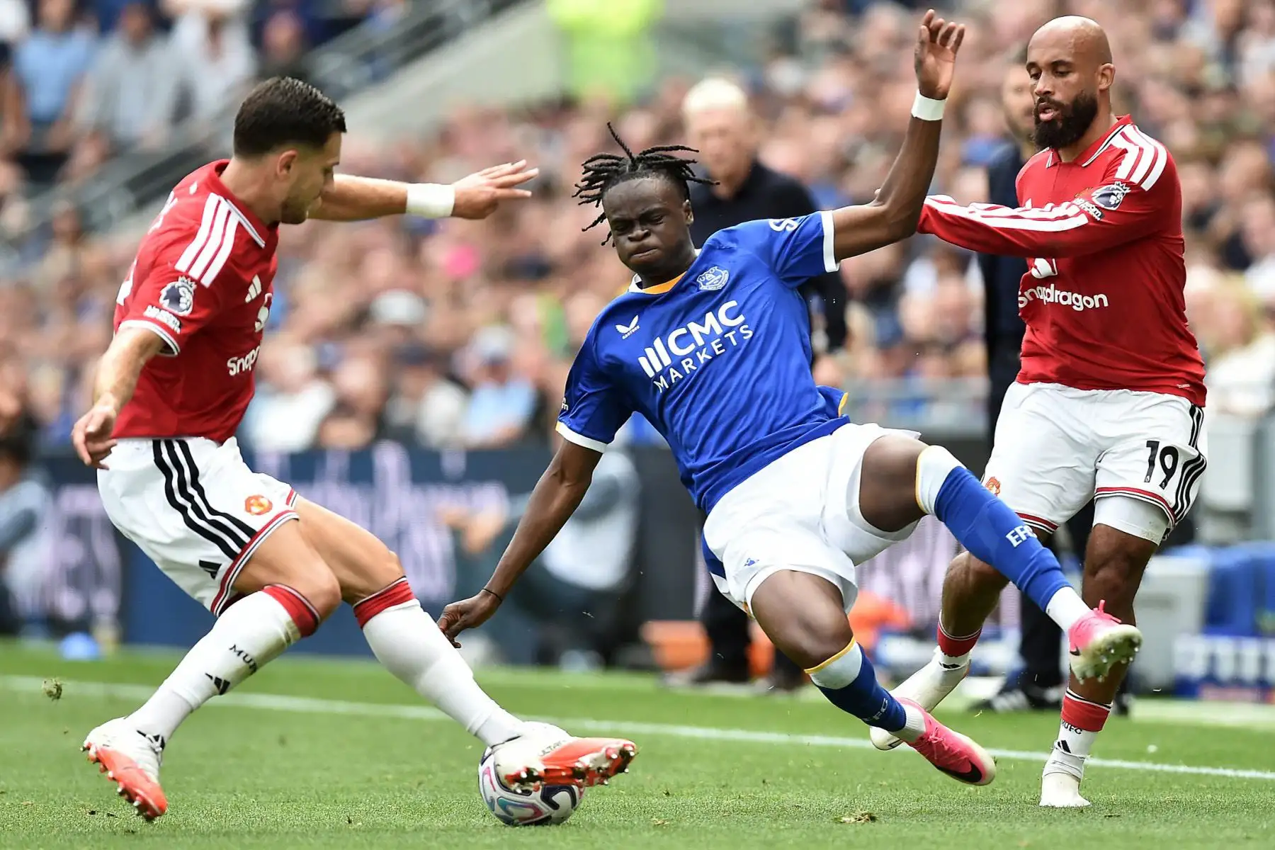 El defensa portugués del Manchester United, Diogo Dalot y el centrocampista camerunés del Manchester United, Bryan Mbeumo, disputan el balón con el centrocampista inglés del Everton, Tyrique George (centro), durante el partido de la Premier League inglesa entre el Everton y el Manchester United en el estadio Hill Dickinson de Liverpool, al noroeste de Inglaterra. Foto: AFP
