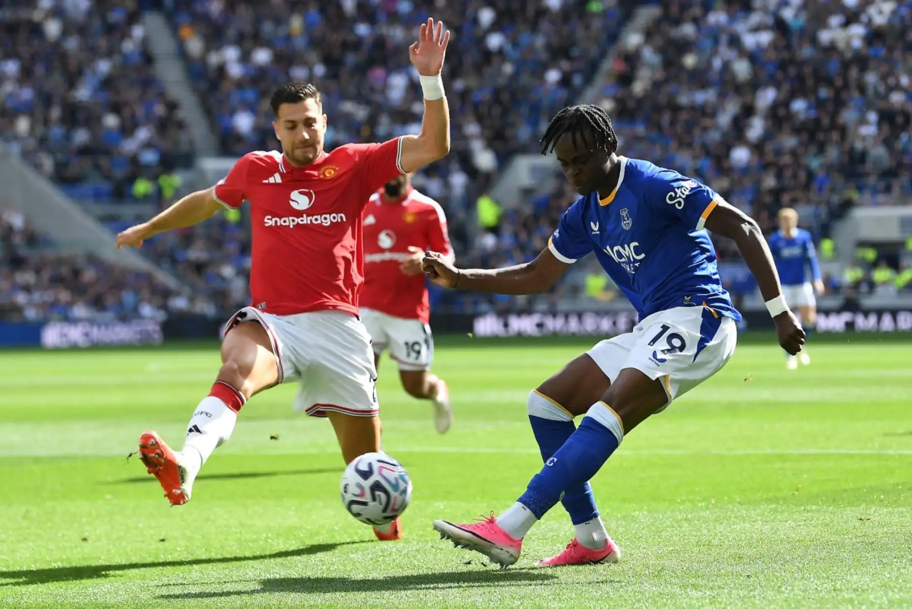 El defensa portugués del Manchester United, Diogo Dalot, disputa el balón con el centrocampista inglés del Everton, Tyrique George, durante el partido de la Premier League inglesa entre el Everton y el Manchester United en el estadio Hill Dickinson de Liverpool. Foto: AFP