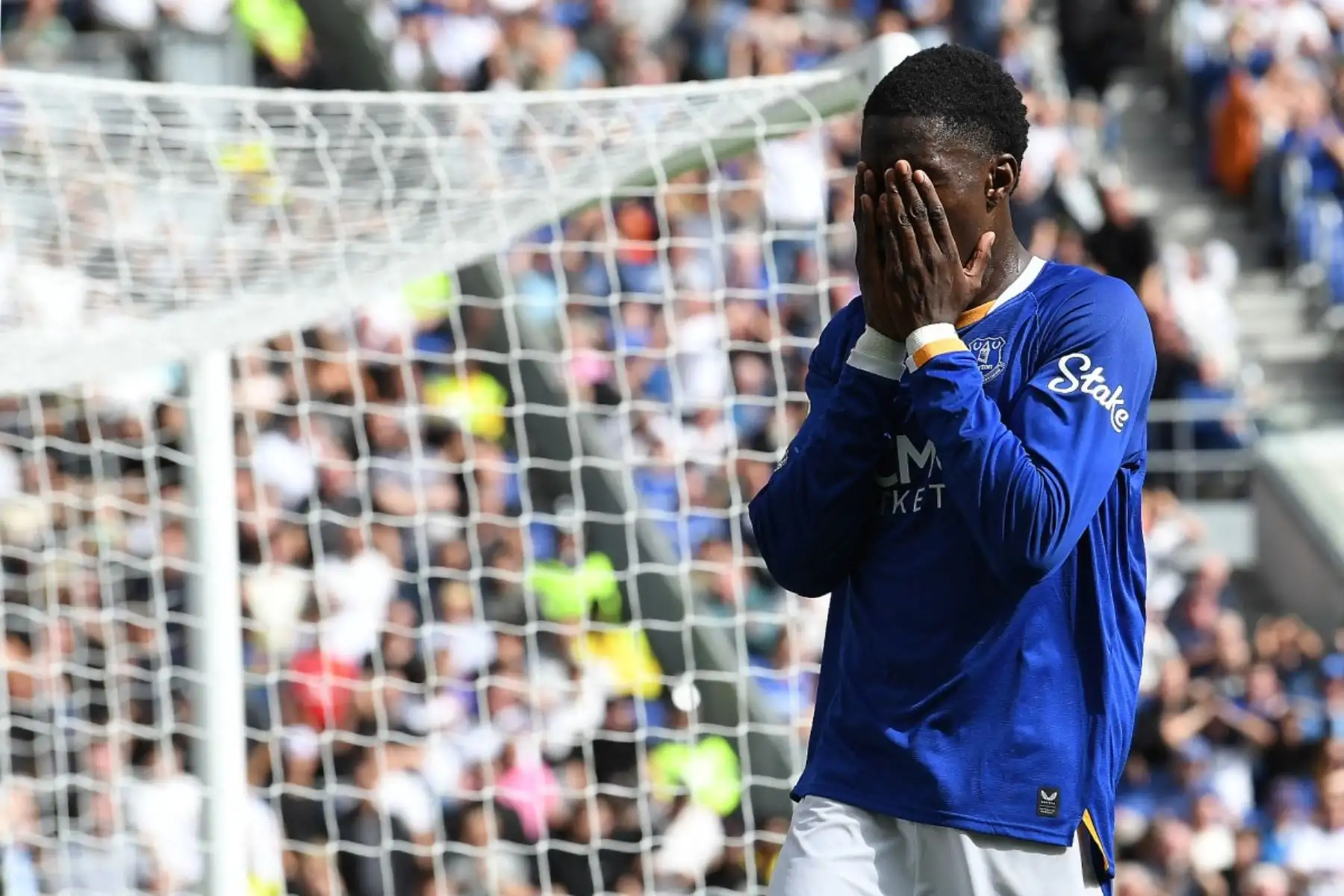 El delantero francés del Everton, Thierno Barry, reacciona tras fallar una ocasión de gol durante el partido de la Premier League inglesa entre el Everton y el Manchester United en el estadio Hill Dickinson de Liverpool, al noroeste de Inglaterra. Foto: AFP