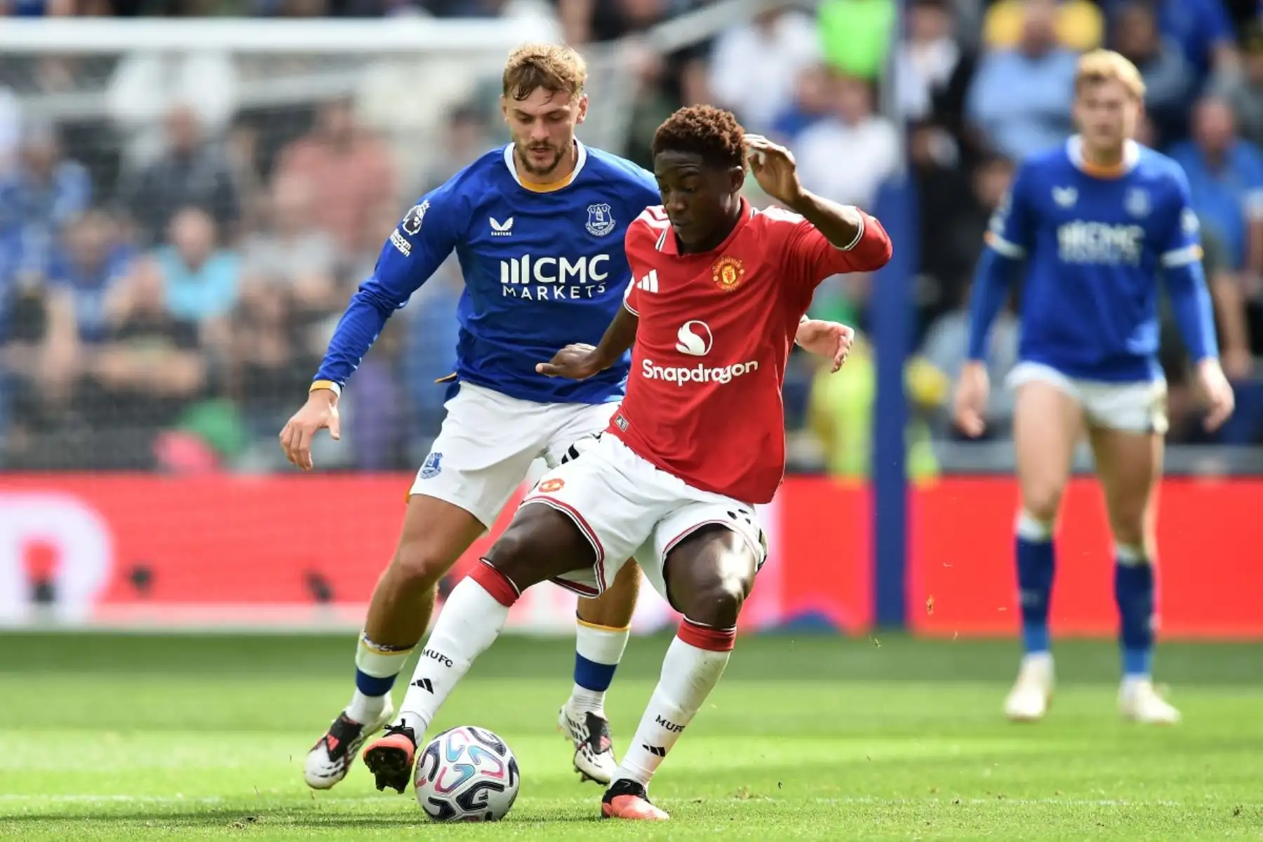 El centrocampista inglés del Everton, Kiernan Dewsbury-Hall, disputa el balón con el centrocampista inglés del Manchester United, Kobbie Mainoo, durante el partido de la Premier League inglesa entre el Everton y el Manchester United en el estadio Hill Dickinson de Liverpool, en el noroeste de Inglaterra. Foto: AFP