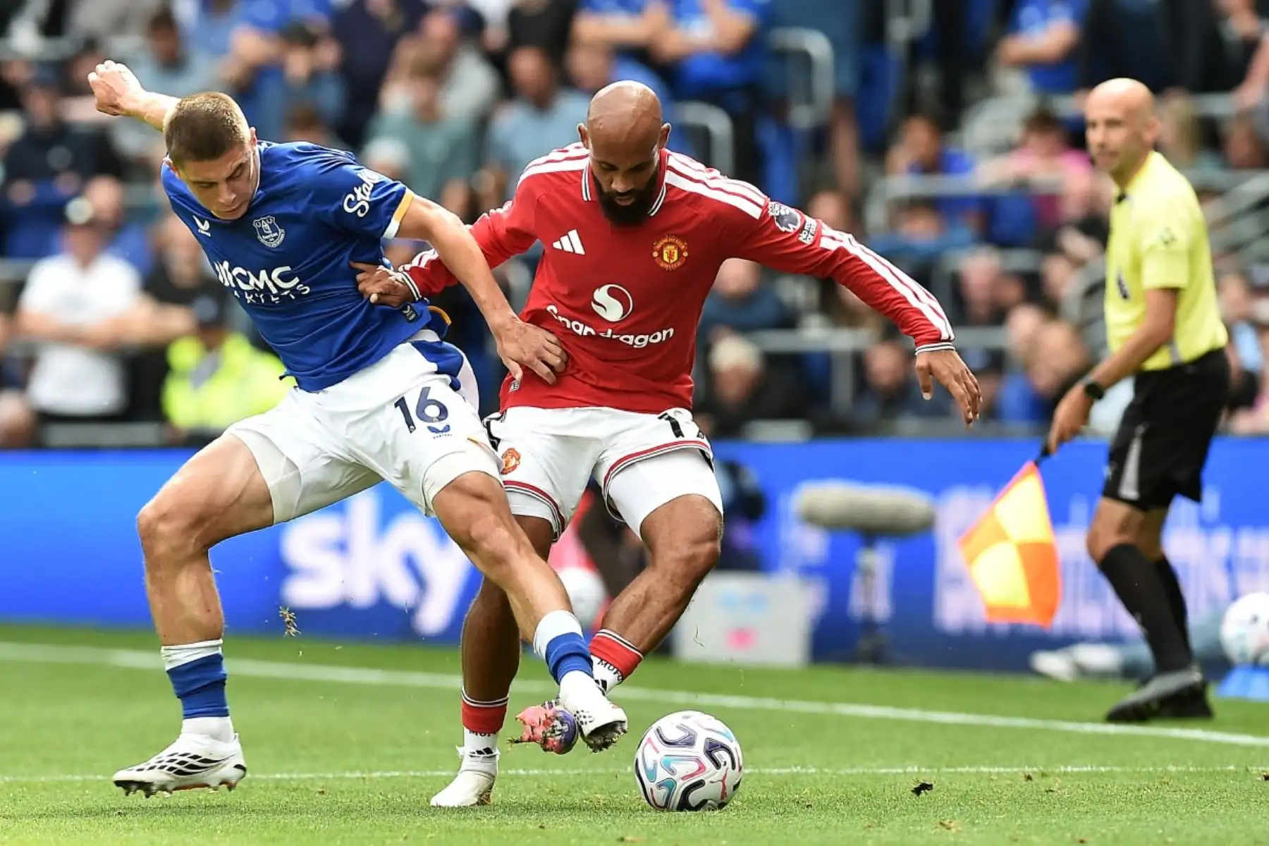 El defensa ucraniano del Everton, Vitaliy Mykolenko, disputa el balón con el centrocampista camerunés del Manchester United, Bryan Mbeumo,  durante el partido de la Premier League inglesa entre el Everton y el Manchester United en el estadio Hill Dickinson de Liverpool, al noroeste de Inglaterra. Foto: AFP