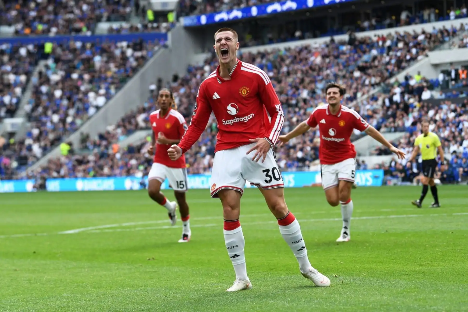 El delantero esloveno del Manchester United, Benjamin Sesko, celebra tras marcar el segundo gol del equipo durante el partido de la Premier League inglesa entre el Everton y el Manchester United en el estadio Hill Dickinson de Liverpool, en el noroeste de Inglaterra, Foto: AFP