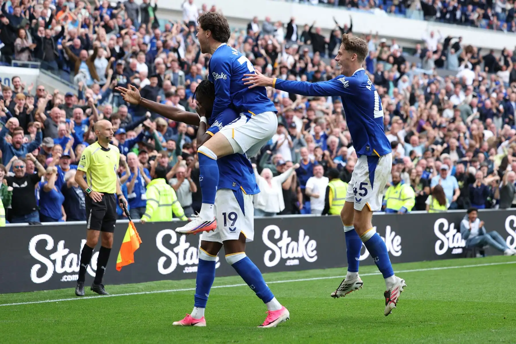 Tyrique George, del Everton, celebra el gol durante el partido de la Premier League inglesa entre el Everton FC y el Manchester United, en Liverpool. Foto: EFE