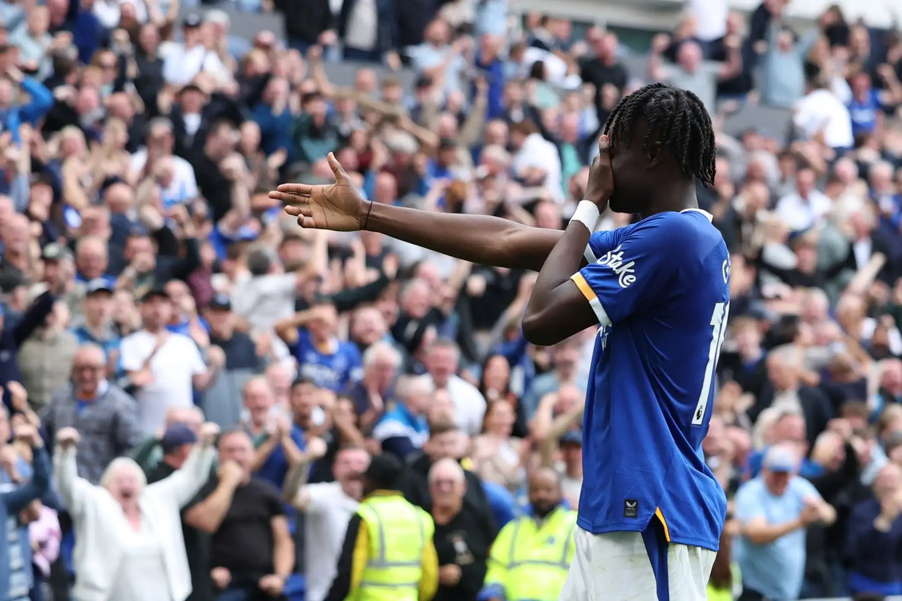 Tyrique George, del Everton, celebra el gol durante el partido de la Premier League inglesa entre el Everton FC y el Manchester United, en Liverpool. Foto: EFE
