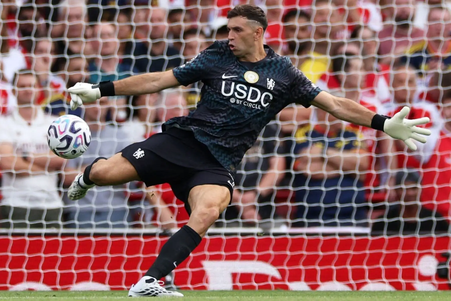 El portero argentino del Chelsea, Emiliano Martínez, golpea el balón durante el partido de la Premier League inglesa entre el Arsenal y el Chelsea en el Emirates Stadium de Londres, Foto: AFP