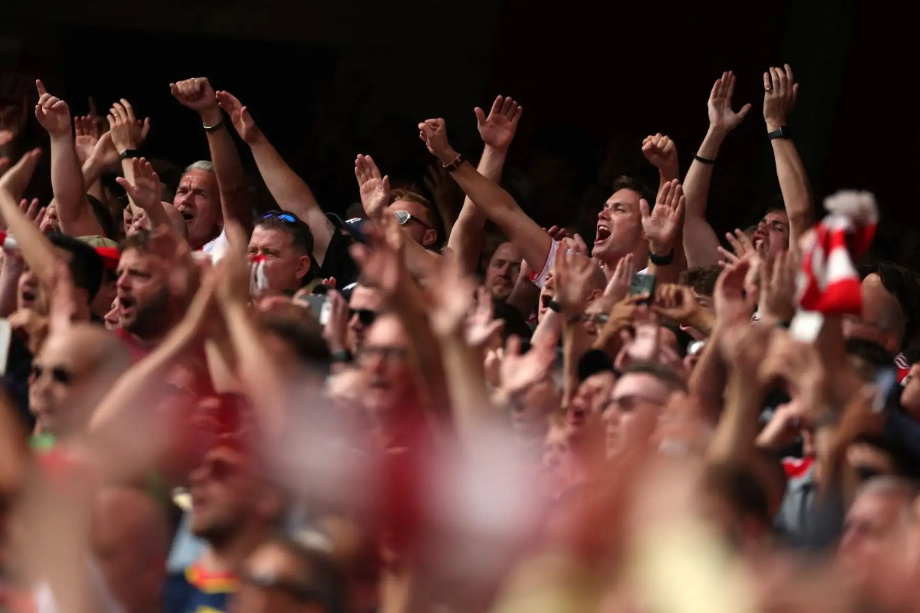 Aficionados del Arsenal animan desde las gradas antes del partido de la Premier League inglesa entre el Arsenal y el Chelsea en el Emirates Stadium de Londres. Foto: AFP