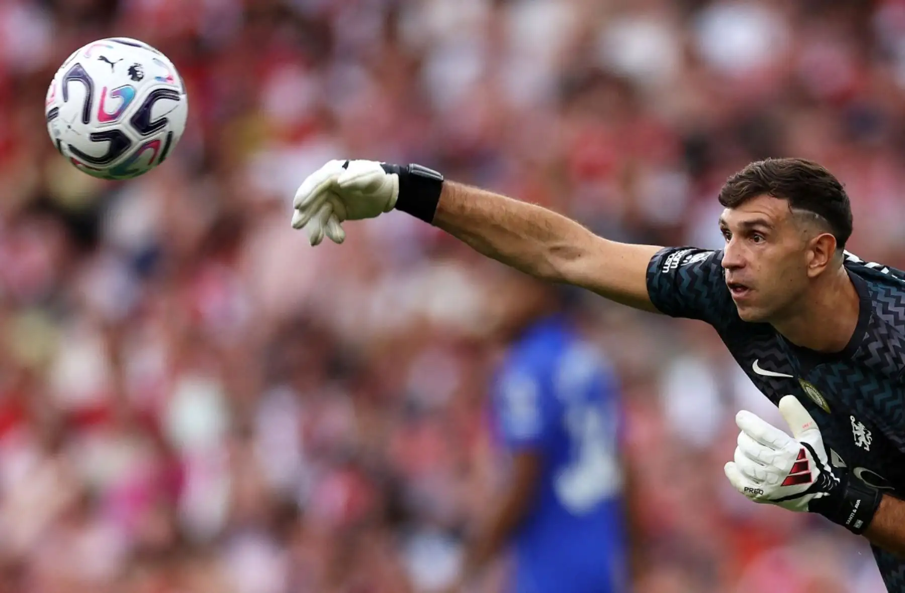 El portero argentino del Chelsea, Emiliano Martínez, lanza el balón durante el partido de la Premier League inglesa entre el Arsenal y el Chelsea en el Emirates Stadium de Londres. Foto: AFP