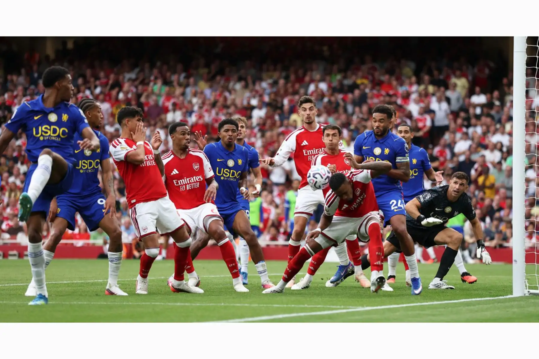 El Chelsea defiende un saque de esquina durante el partido de fútbol de la Premier League inglesa entre el Arsenal y el Chelsea en el Emirates Stadium de Londres. Foto: EFE