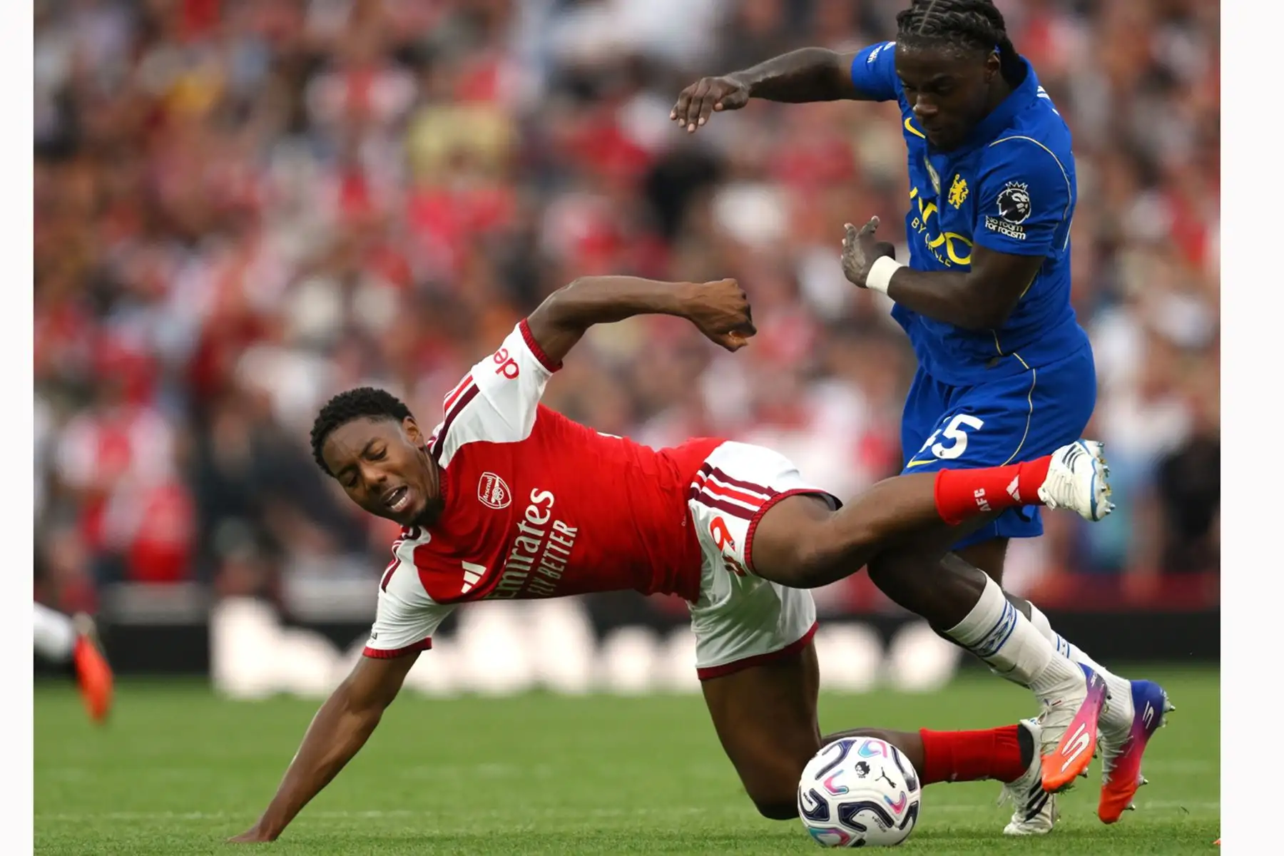 Myles Lewis-Skelly del Arsenal, y Romeo Lavia, del Chelsea, en acción durante el partido de la Premier League inglesa entre el Arsenal FC y el Chelsea FC en Londres, Reino Unido. Foto: AFP