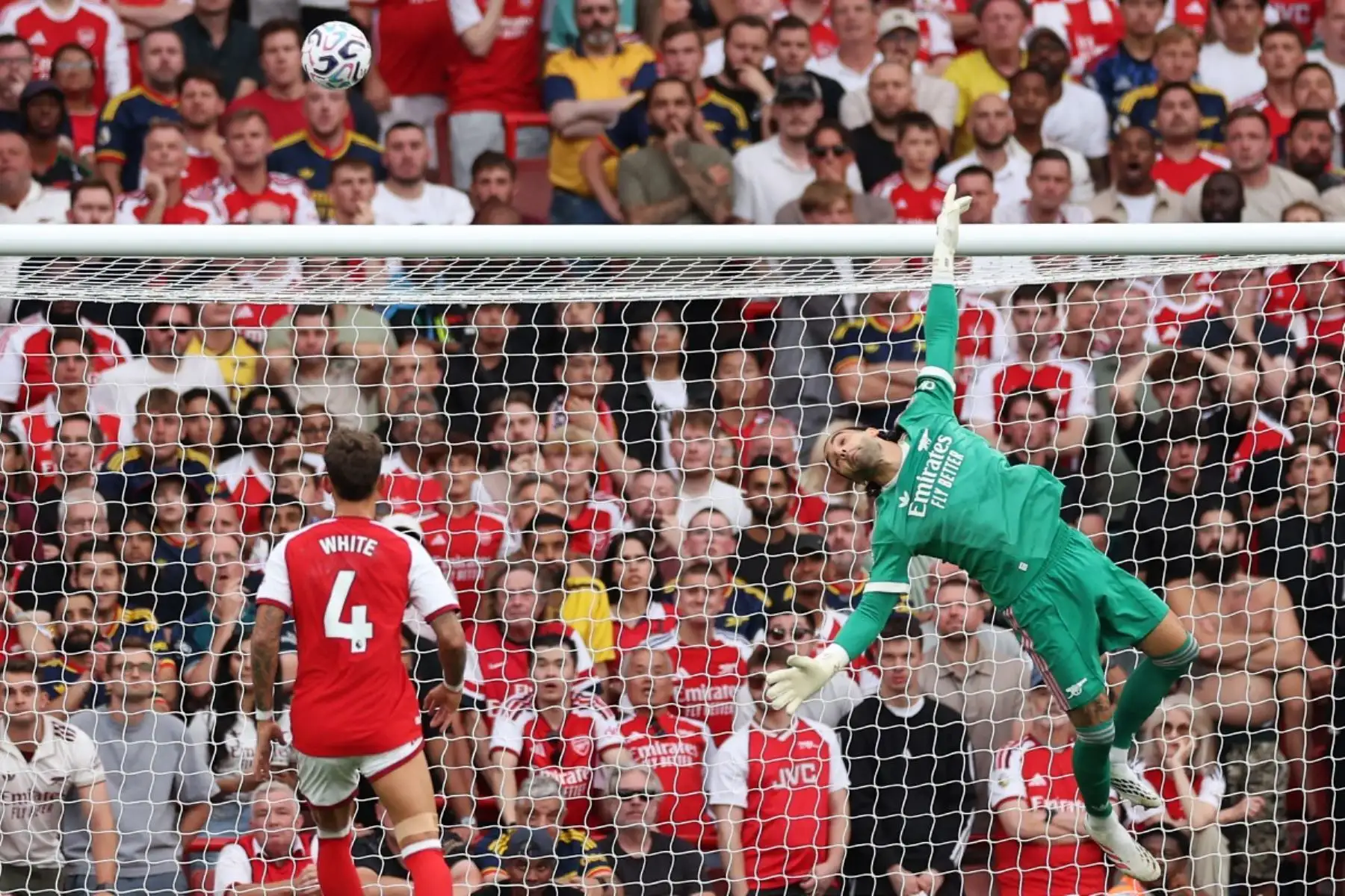 El portero español del Arsenal, David Raya, observa cómo el balón pasa por encima del travesaño mientras realiza una parada durante el partido de la Premier League inglesa entre el Arsenal y el Chelsea, disputado en el Emirates Stadium de Londres. Foto: AFP
