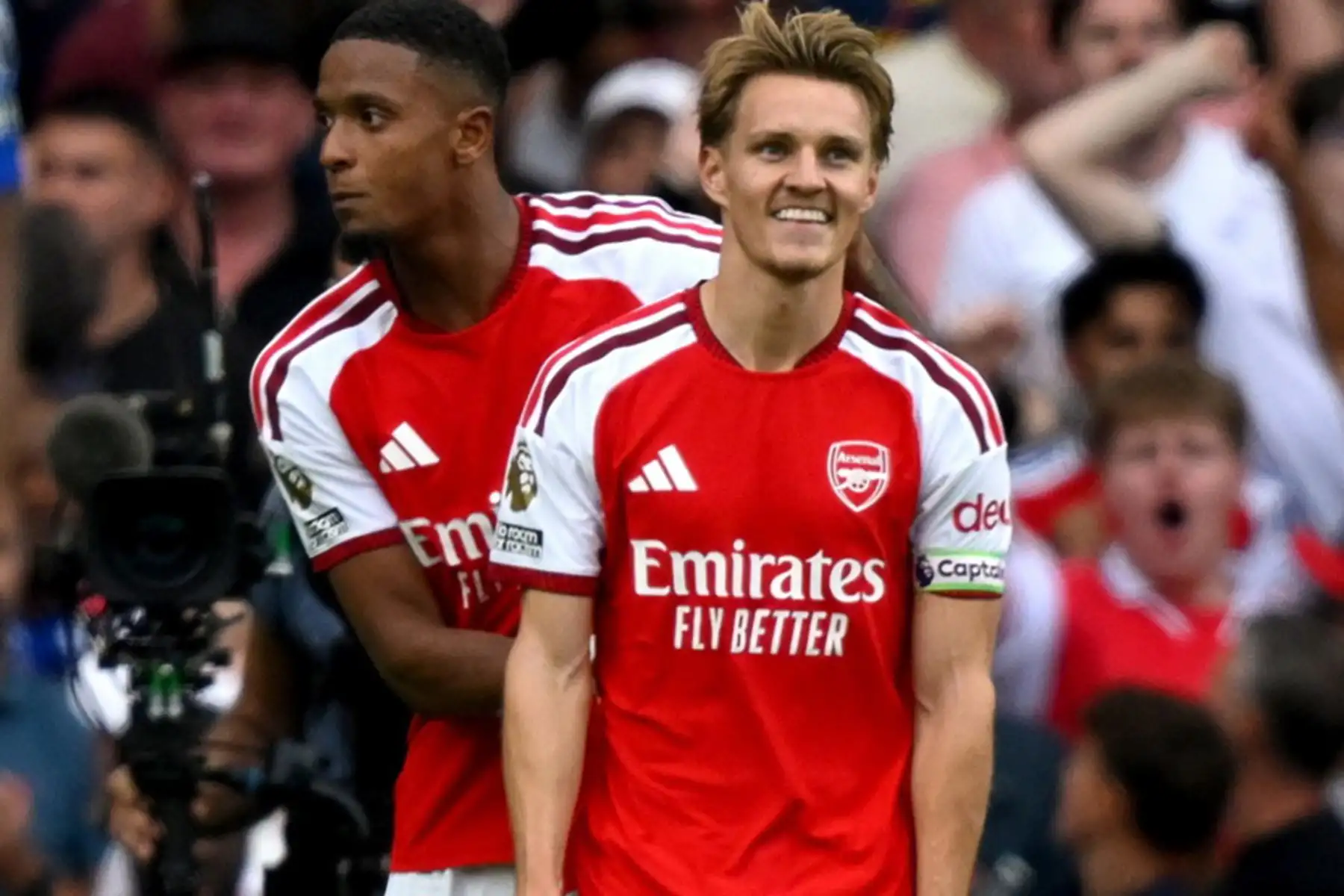 Martin Odegaard, del Arsenal, celebra tras marcar el segundo gol de su equipo durante el partido de la Premier League inglesa entre el Arsenal FC y el Chelsea FC en Londres, Reino Unido. Foto: AFP