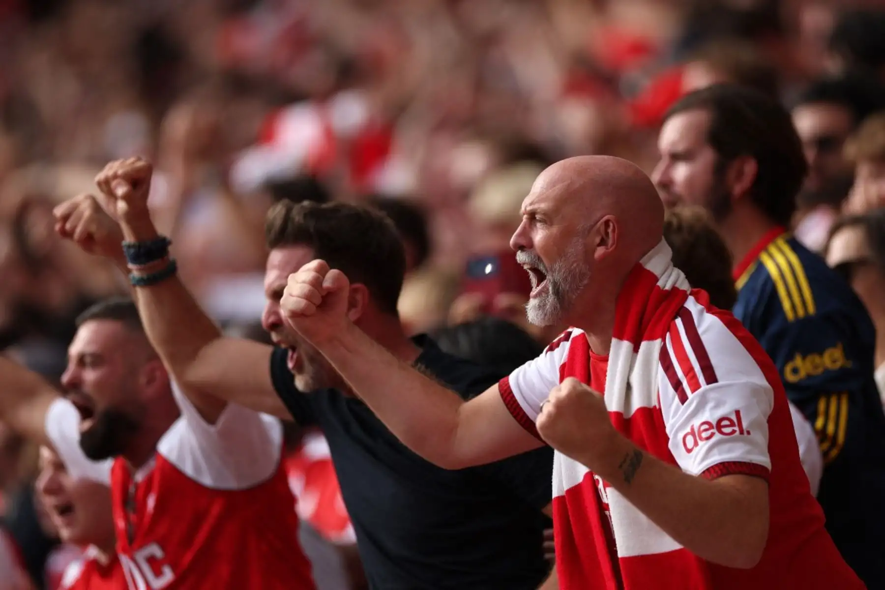 Aficionados del Arsenal animan desde las gradas antes del partido de la Premier League inglesa entre el Arsenal y el Chelsea en el Emirates Stadium de Londres. Foto: AFP
