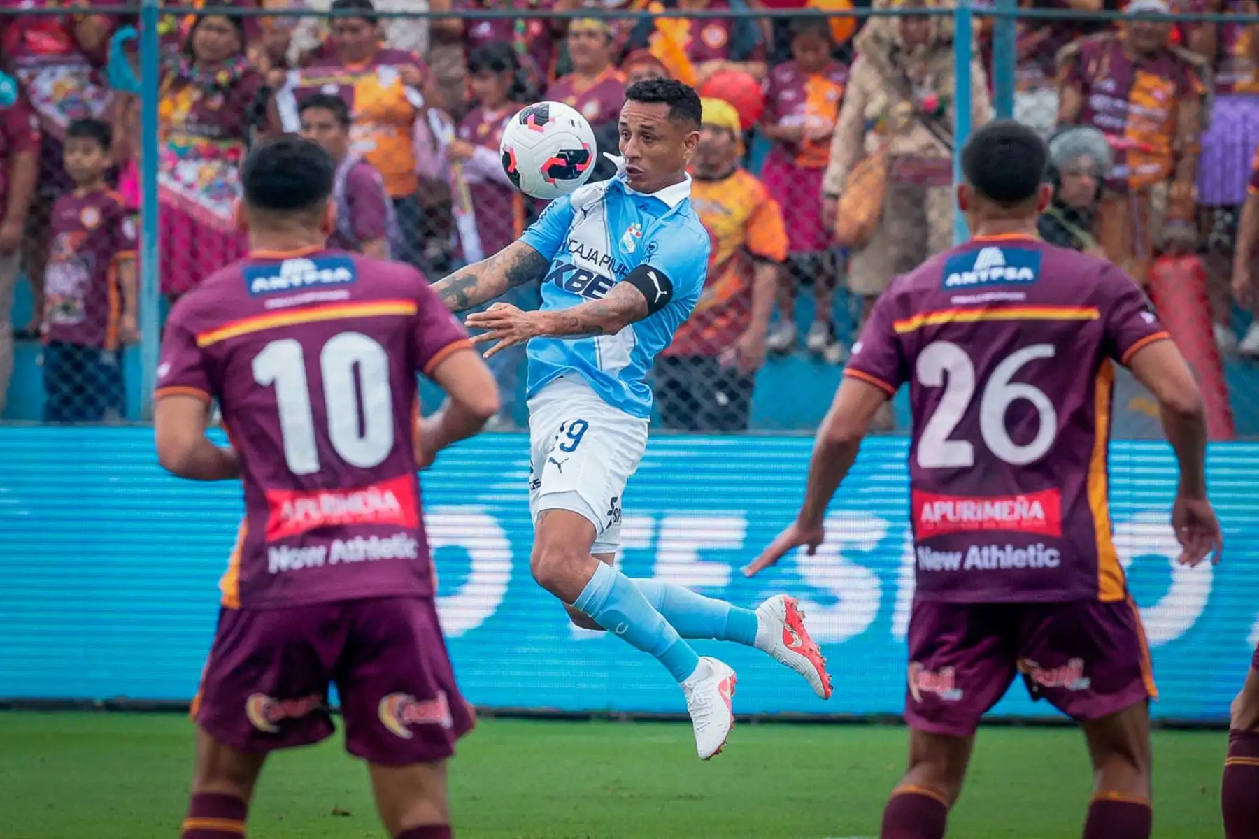El mediocampista de Sporting Cristal, Yoshimar Yotún, ante Chankas CYC, por la octava jornada del Torneo Clausura de la Liga 1. Foto: ANDINA/ Vidal Tarqui