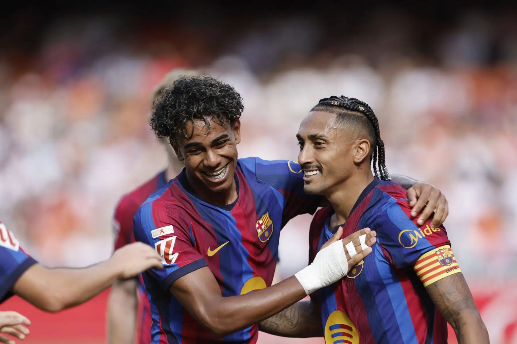 El jugador del Barcelona Raphinha celebra su gol contra el Valencia, durante el partido de la jornada 4 de LaLiga entre Valencia y Barcelona. Foto: EFE