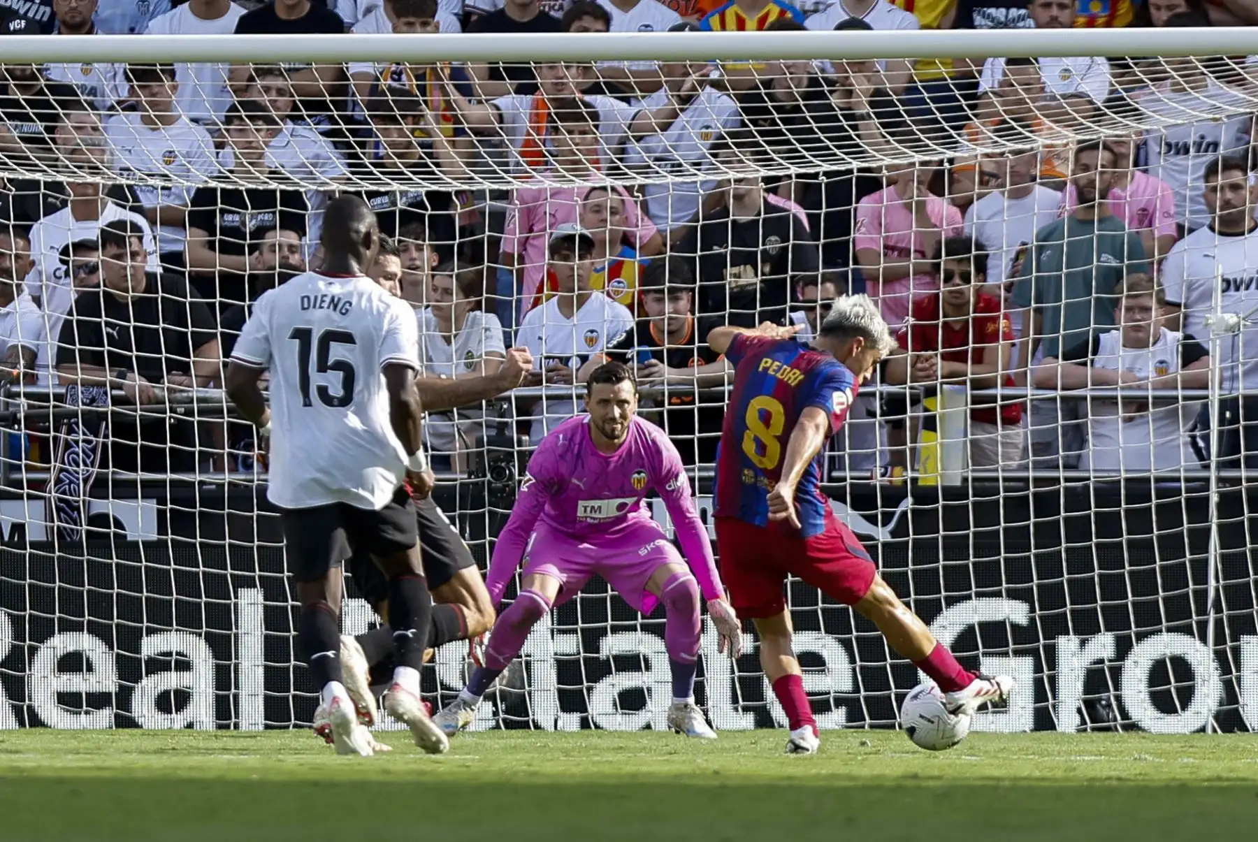 El jugador del Barcelona Pedro González "Pedri", remata para marcar gol contra el Valencia, durante el partido de la jornada 4 de LaLiga entre Valencia y Barcelona, este domingo en el estadio de Mestalla. Foto: EFE