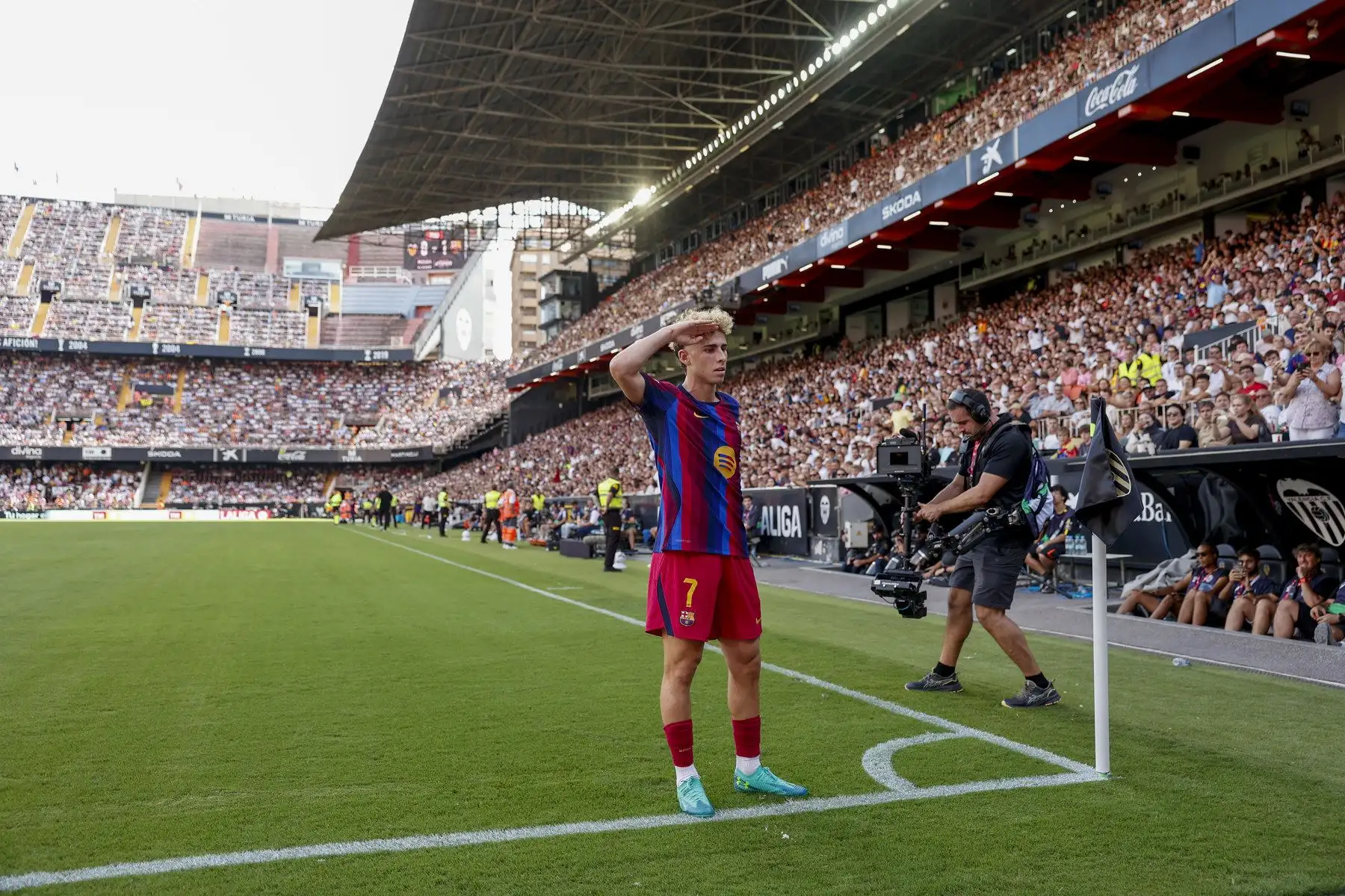 El jugador del Barcelona Fermín López celebra su gol contra el Valencia, durante el partido de la jornada 4 de LaLiga entre Valencia y Barcelona, este domingo en el estadio de Mestalla. Foto: EFE