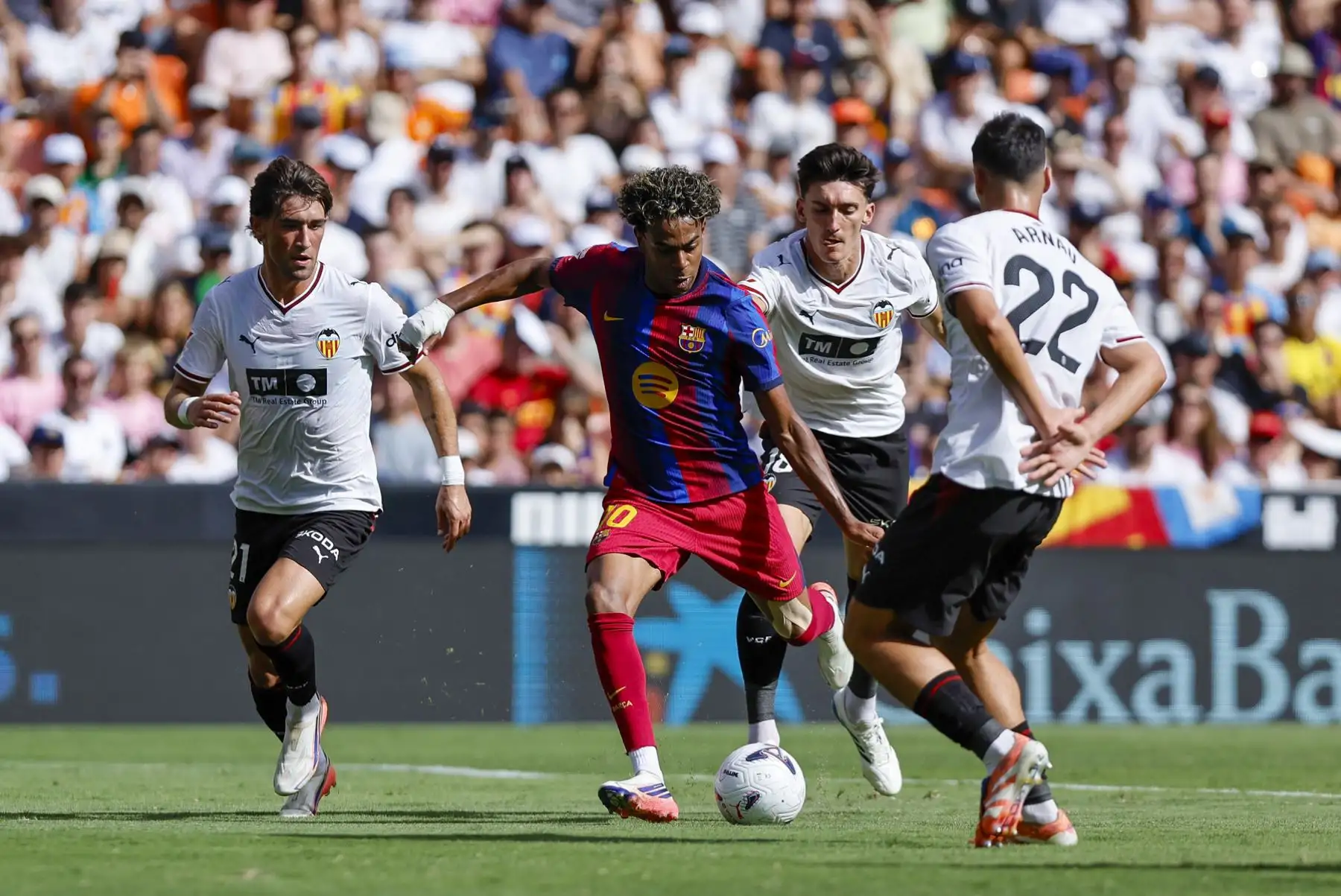 El jugador del barcelona Yamine Yamal durante el partido de la jornada 4 de LaLiga entre Valencia y Barcelona, este domingo en el estadio de Mestalla.Foto. EFE