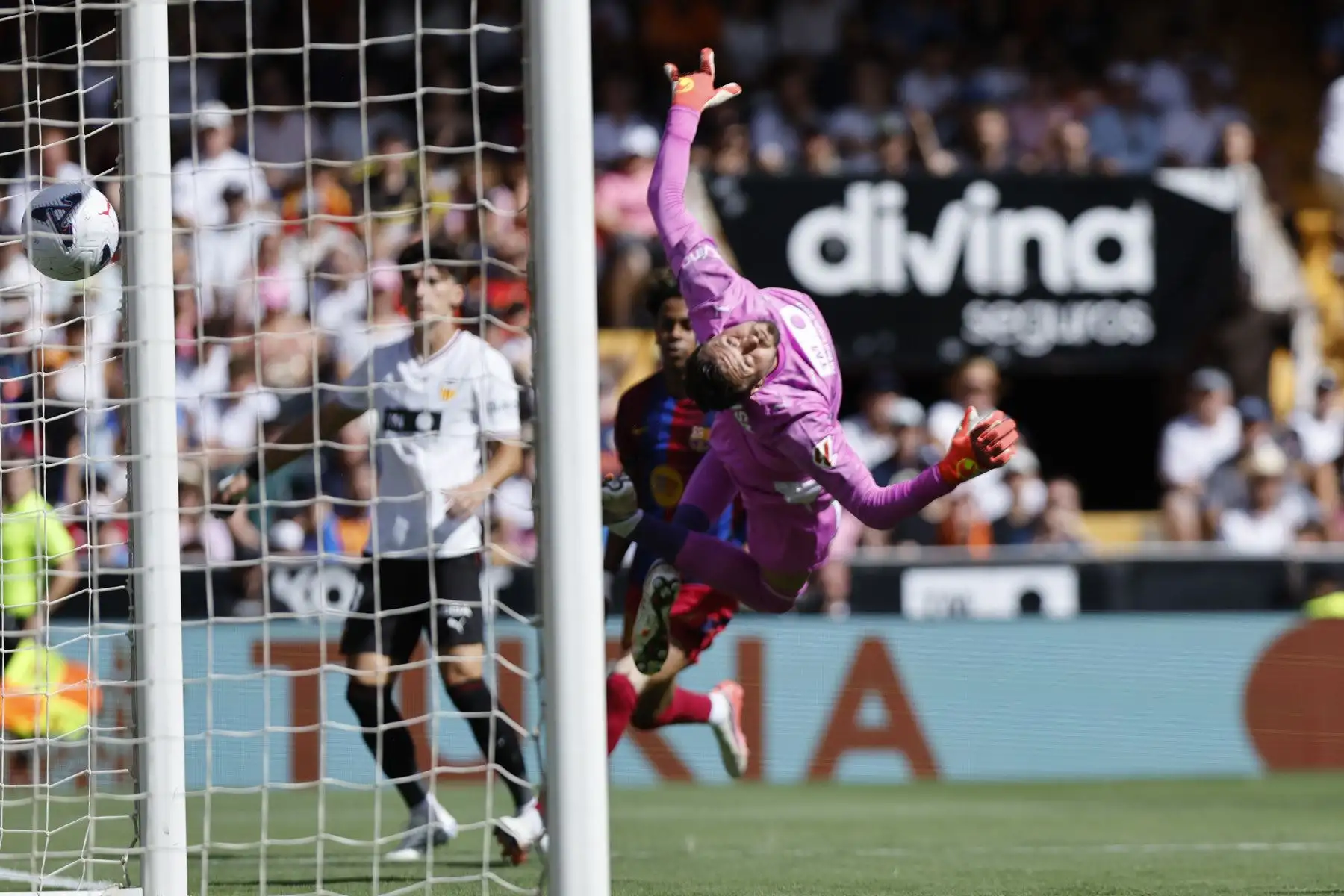 El portero del Valencia Stole Dimitrievski ve como marca el jugador del Barcelona Lamine Yamal, durante el partido de la jornada 4 de LaLiga entre Valencia y Barcelona, este domingo en el estadio de Mestalla. Foto: EFE