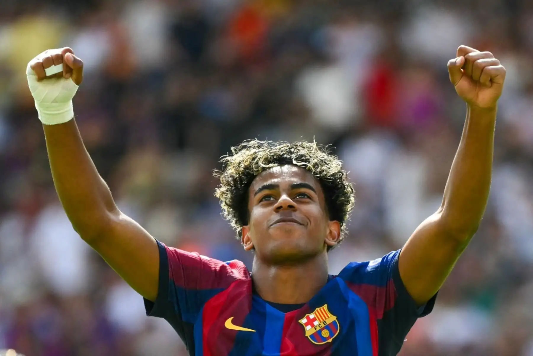 El delantero español del Barcelona, ​​Lamine Yamal, celebra tras marcar el primer gol de su equipo durante el partido de la liga española de fútbol entre el Valencia CF y el FC Barcelona en el estadio de Mestalla, en Valencia. Foto: AFP