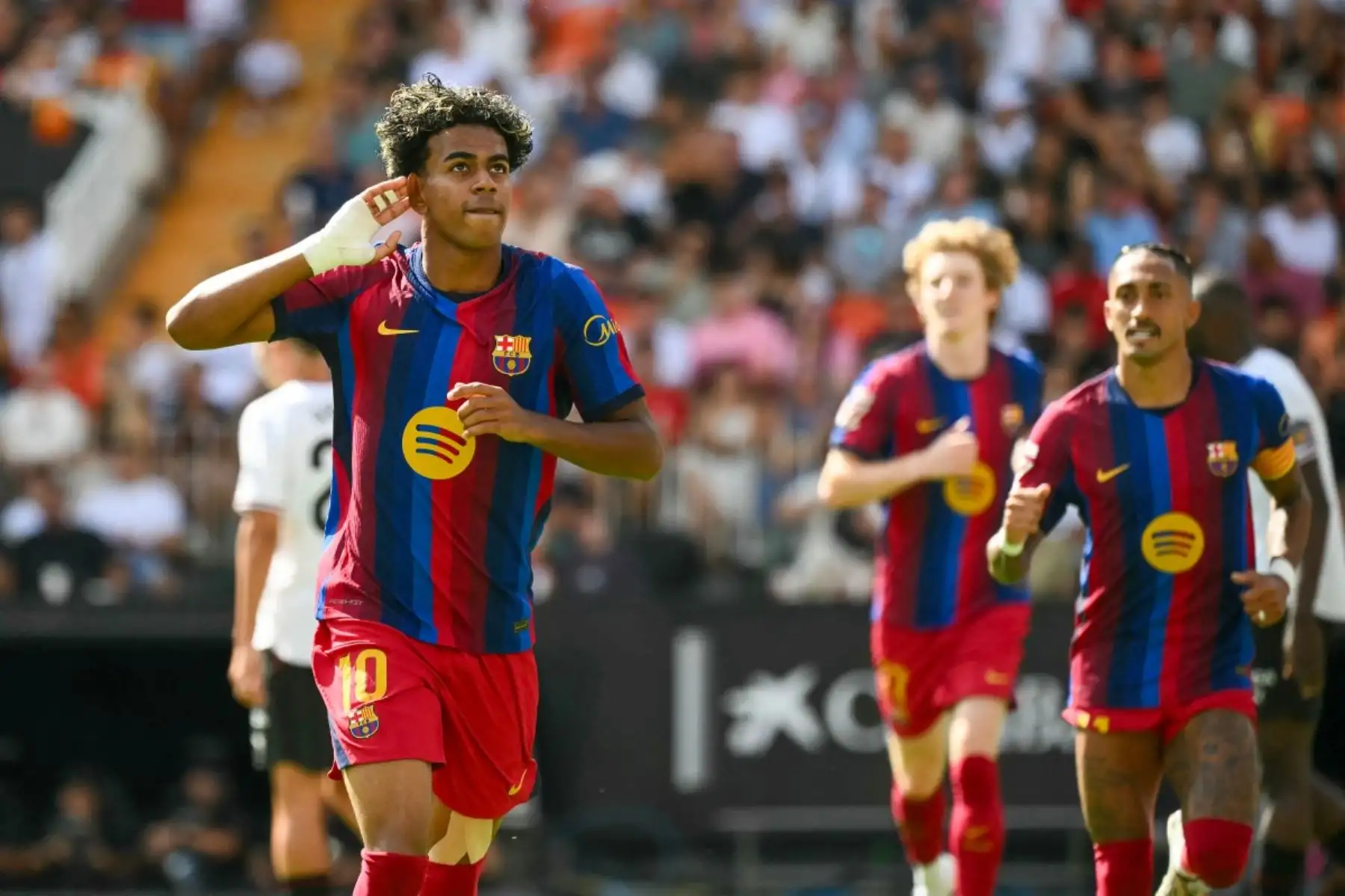 El delantero español del Barcelona, ​​Lamine Yamal, celebra tras marcar el primer gol de su equipo durante el partido de la liga española de fútbol entre el Valencia CF y el FC Barcelona en el estadio de Mestalla, en Valencia. Foto: AFP