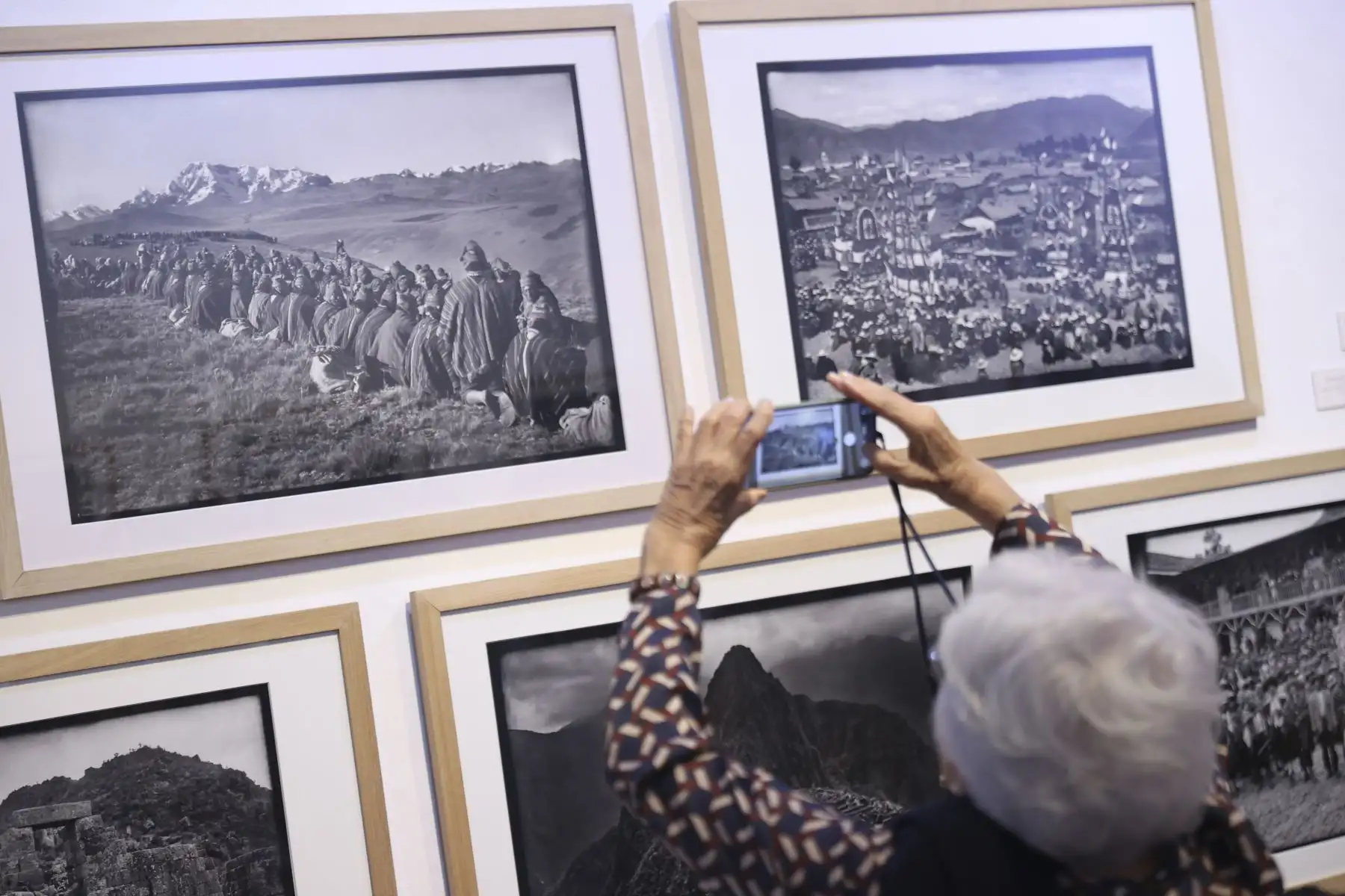 La exposición “Chambi. Historia, oficio, archivo y legado” culminó hoy en el Centro Cultural Inca Garcilaso, luego de presentar cerca de 200 fotografías, muchas de ellas inéditas, que recorren la trayectoria del reconocido fotógrafo puneño. Foto: ANDINA/ Jhonel Rodríguez