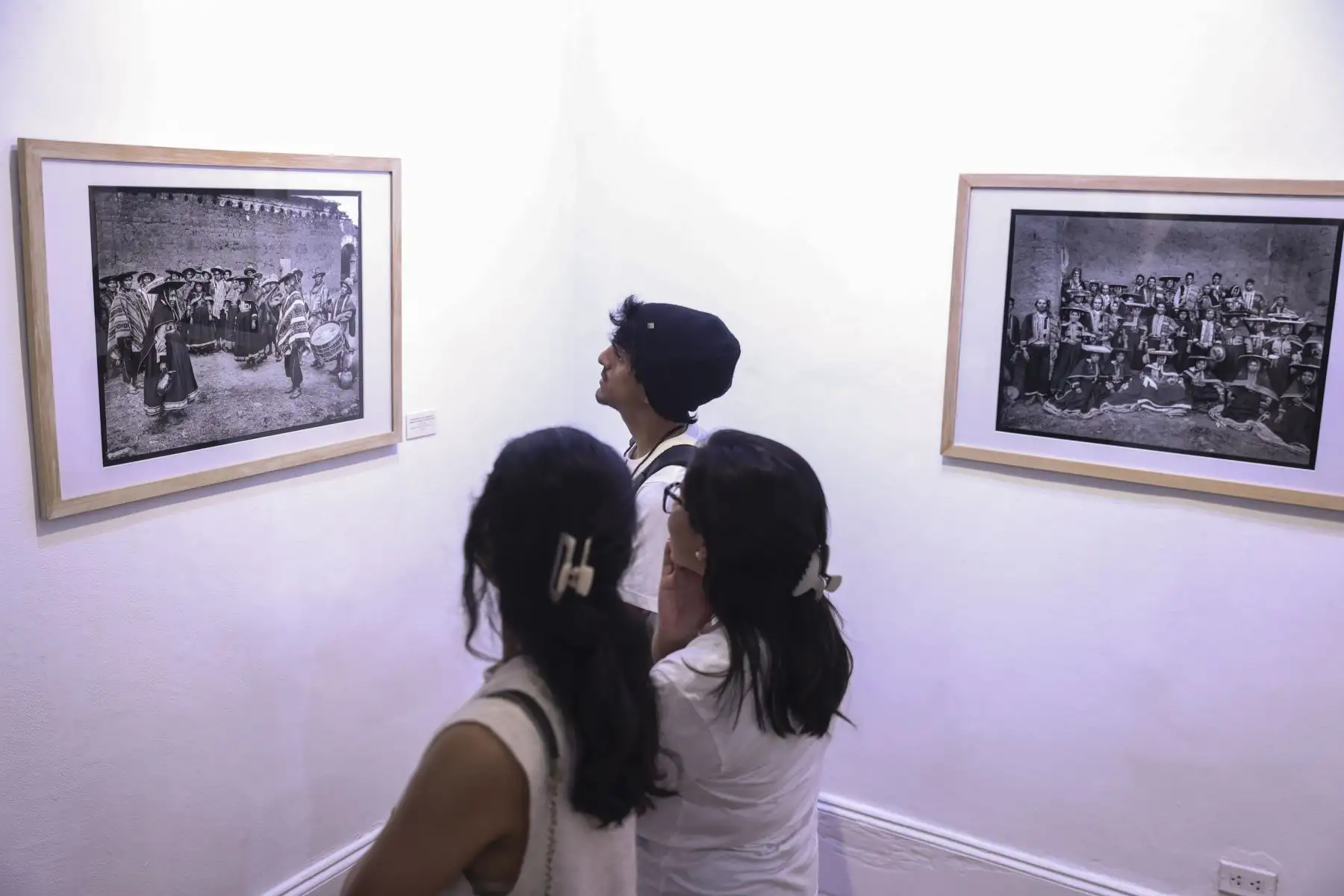La exposición “Chambi. Historia, oficio, archivo y legado” culminó hoy en el Centro Cultural Inca Garcilaso, luego de presentar cerca de 200 fotografías, muchas de ellas inéditas, que recorren la trayectoria del reconocido fotógrafo puneño. Foto: ANDINA/ Jhonel Rodríguez