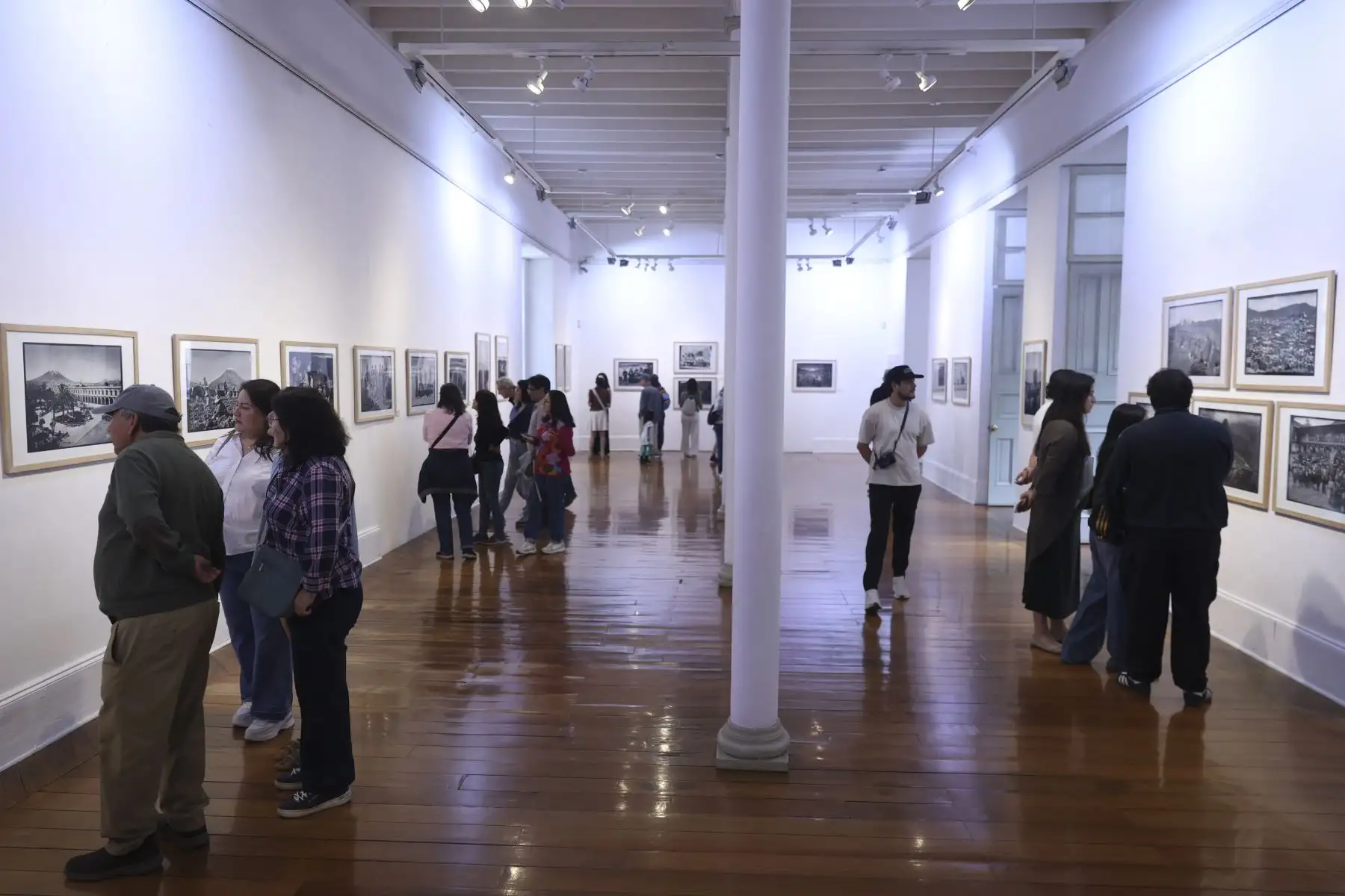 La exposición “Chambi. Historia, oficio, archivo y legado” culminó hoy en el Centro Cultural Inca Garcilaso, luego de presentar cerca de 200 fotografías, muchas de ellas inéditas, que recorren la trayectoria del reconocido fotógrafo puneño. Foto: ANDINA/ Jhonel Rodríguez