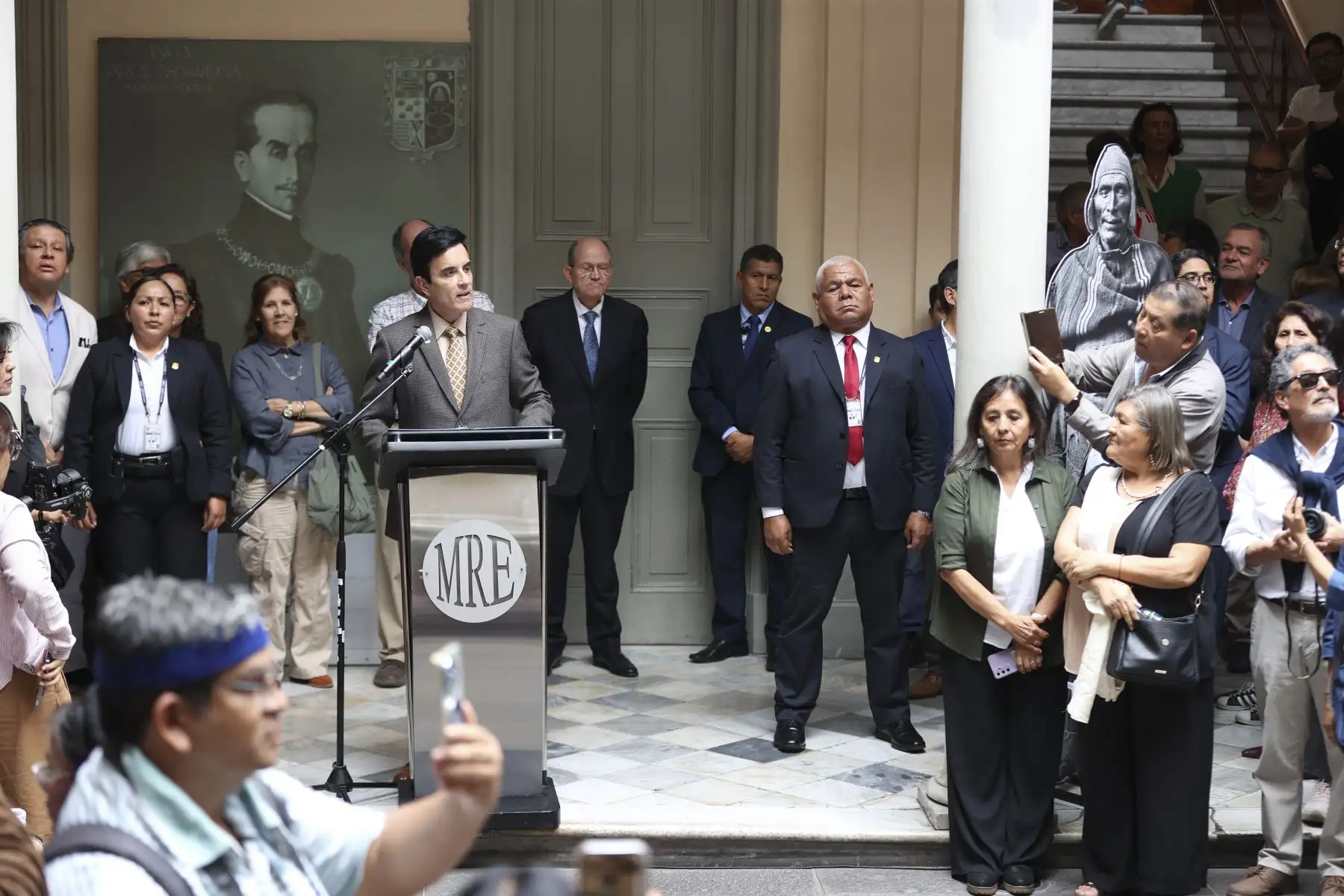 La ceremonia de clausura contó con la participación del canciller Carlos Espá y familiares de Martín Chambi, quienes resaltaron la trascendencia de su obra y la importancia de preservar su legado fotográfico, considerado fundamental para la memoria visual y cultural del Perú. Foto: ANDINA/ Jhonel Rodríguez