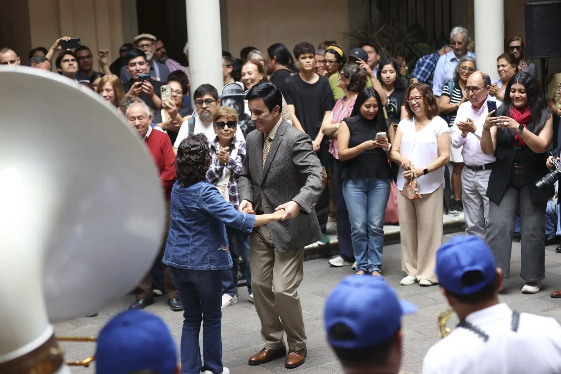 La ceremonia de clausura contó con la participación del canciller Carlos Espá y familiares de Martín Chambi, quienes resaltaron la trascendencia de su obra y la importancia de preservar su legado fotográfico, considerado fundamental para la memoria visual y cultural del Perú. Foto: ANDINA/ Jhonel Rodríguez