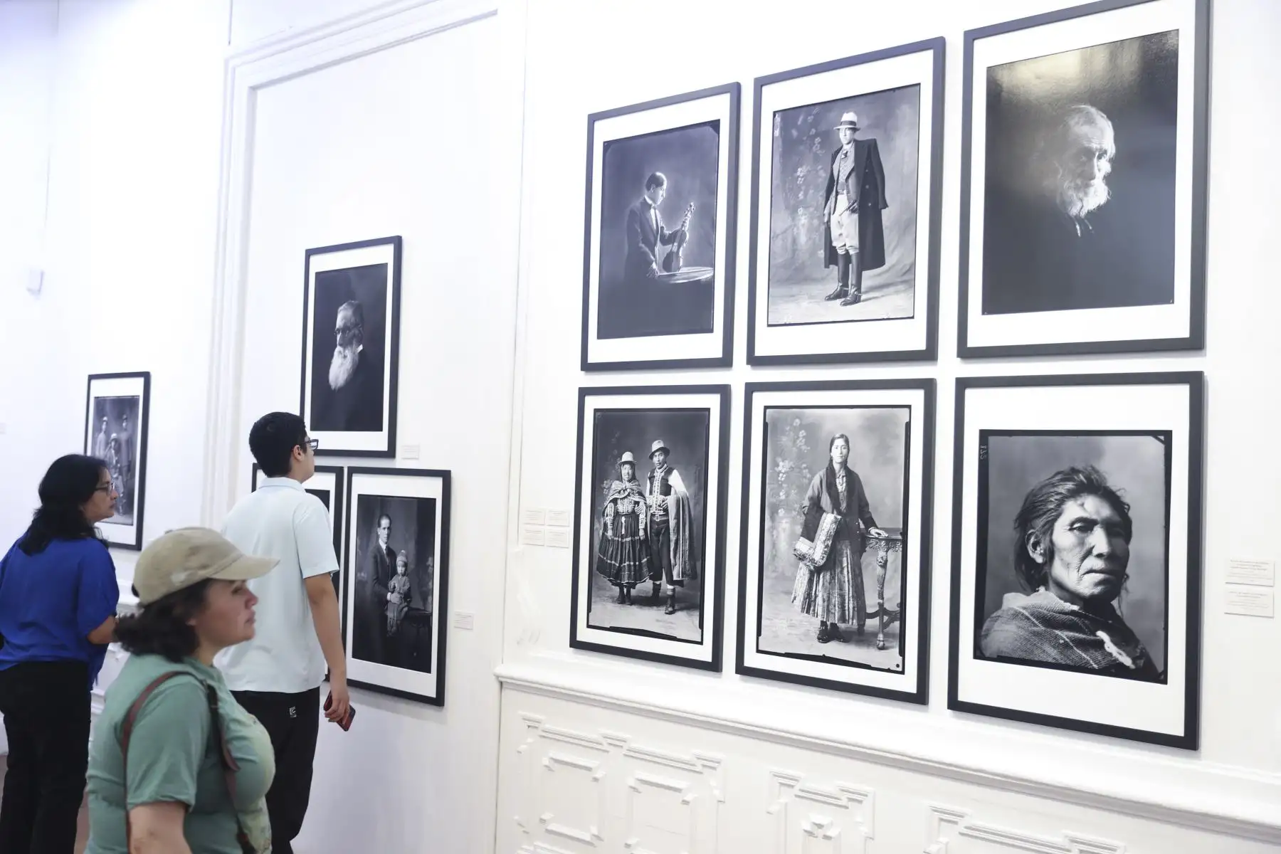 La exposición “Chambi. Historia, oficio, archivo y legado” culminó hoy en el Centro Cultural Inca Garcilaso, luego de presentar cerca de 200 fotografías, muchas de ellas inéditas, que recorren la trayectoria del reconocido fotógrafo puneño. Foto: ANDINA/ Jhonel Rodríguez