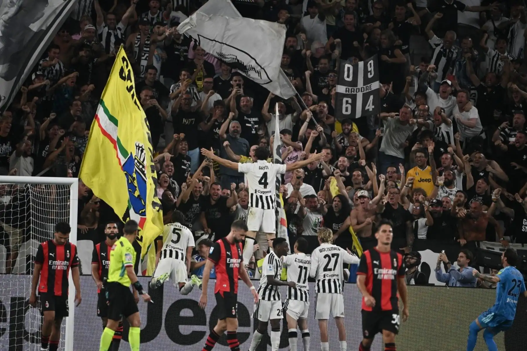 El defensa italiano de la Juventus, Federico Gatti, celebra tras marcar el primer gol de su equipo durante el partido de la Serie A italiana entre la Juventus y el AC Milan en el Allianz Stadium de Turín, el 6 de septiembre de 2026. Foto: AFP