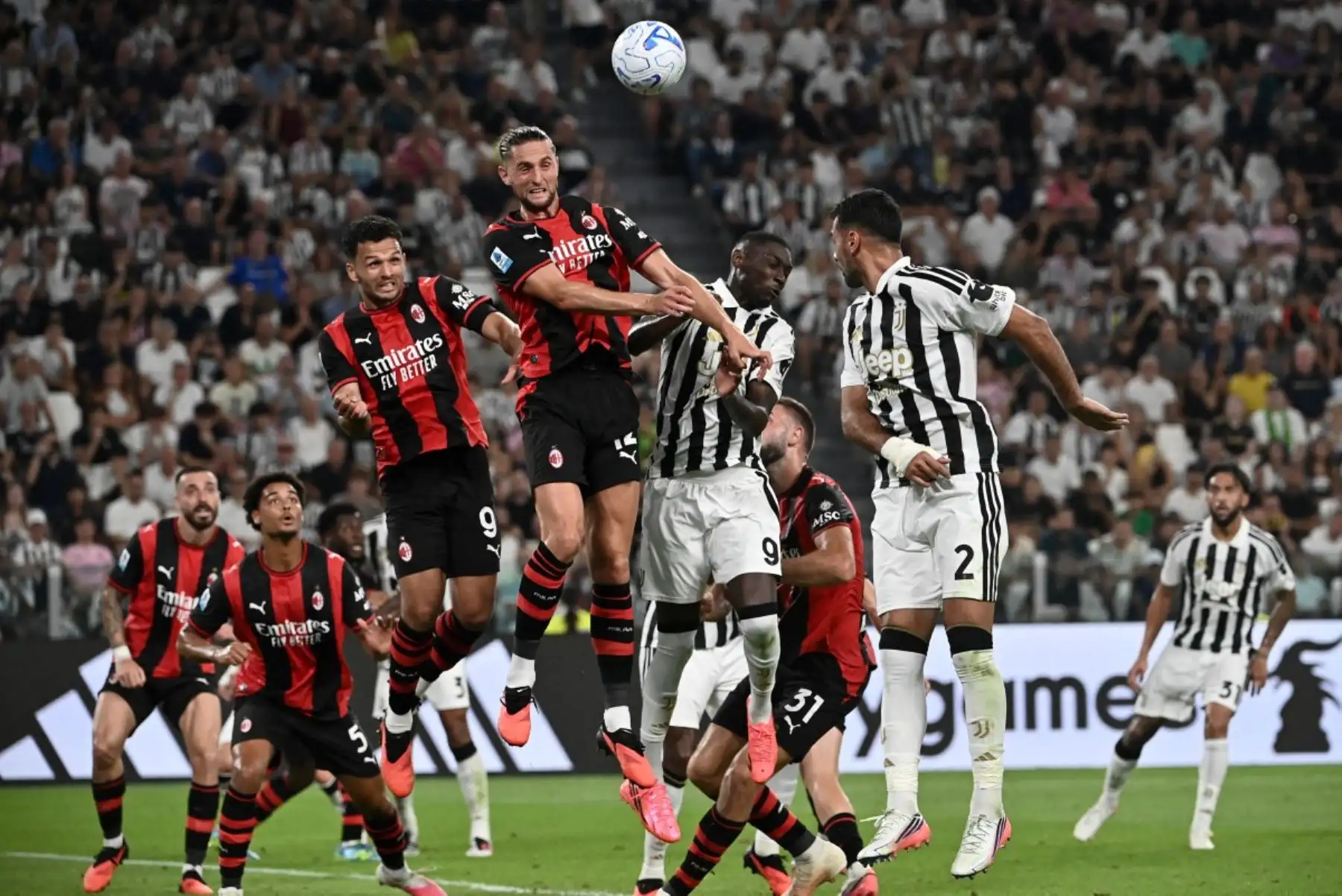 Los jugadores del AC Milan, Gonçalo Ramos y Adrien Rabiot, y también los de la Juventus, Randal Kolo Muani y Mehmet Zeki Çelik, saltan para disputar un balón de cabeza durante el partido de la Serie A italiana entre la Juventus y el AC Milan en el Allianz Stadium de Turín, el 6 de septiembre de 2026. Foto: AFP