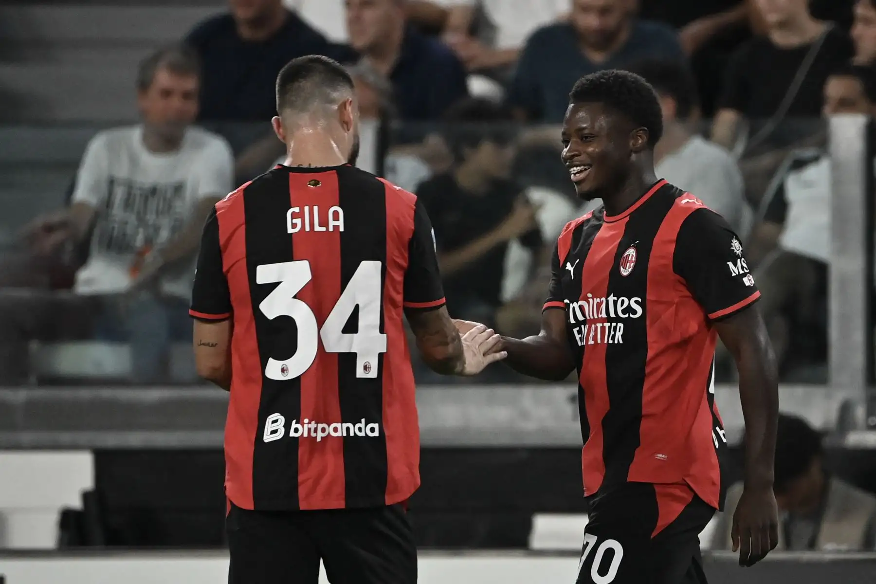 El centrocampista italiano del AC Milan, Alphadjo Cisse, celebra con el defensa español Mario Gila tras marcar el primer gol de su equipo durante el partido de la Serie A italiana de fútbol entre la Juventus y el AC Milan en el Allianz Stadium de Turín, el 6 de septiembre de 2026. Foto: AFP