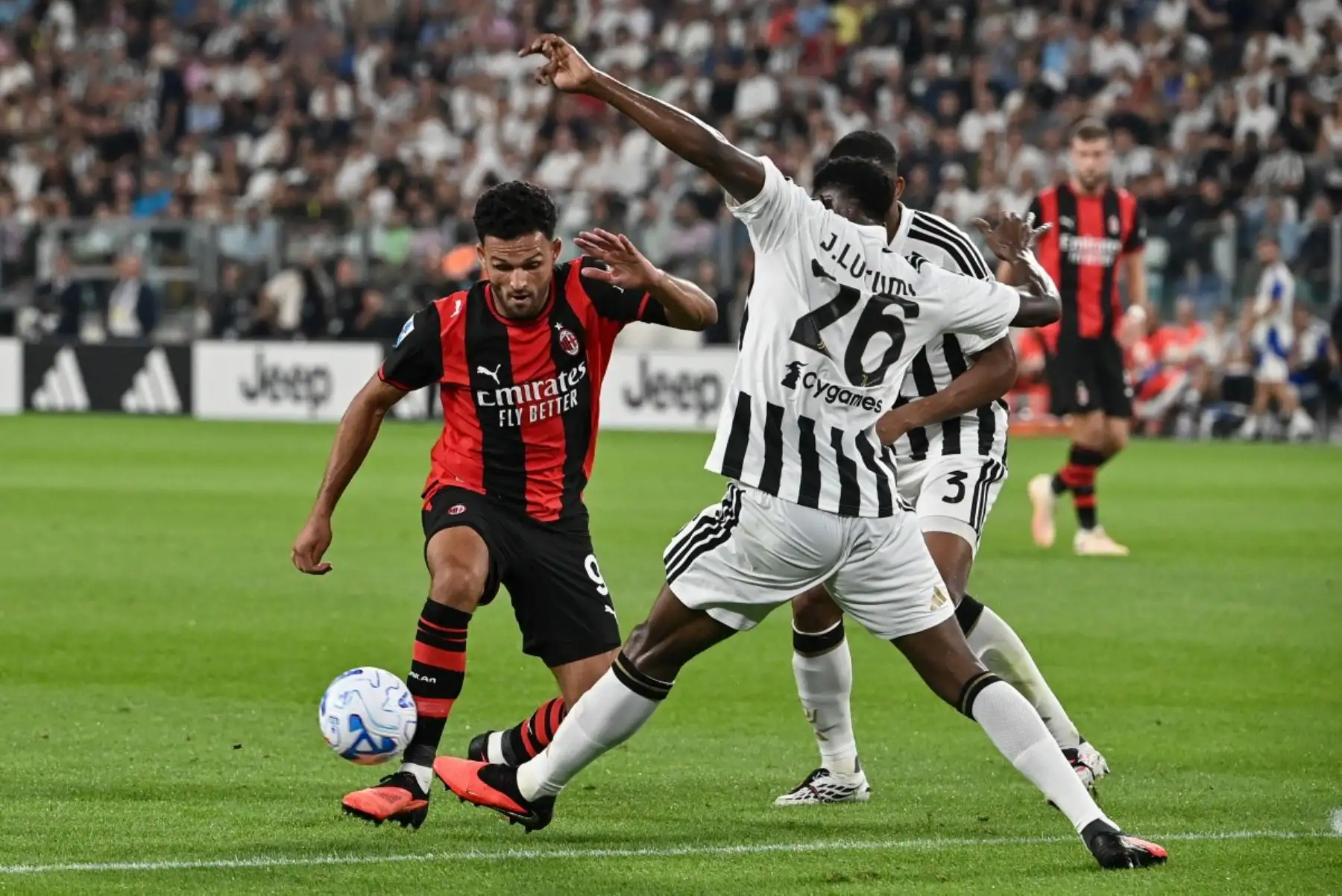 El delantero portugués del AC Milan, Gonçalo Ramos, controla el balón frente al defensa colombiano de la Juventus, Lucumí, durante el partido de la Serie A italiana entre la Juventus y el AC Milan en el Allianz Stadium de Turín, el 6 de septiembre de 2026. Foto: AFP