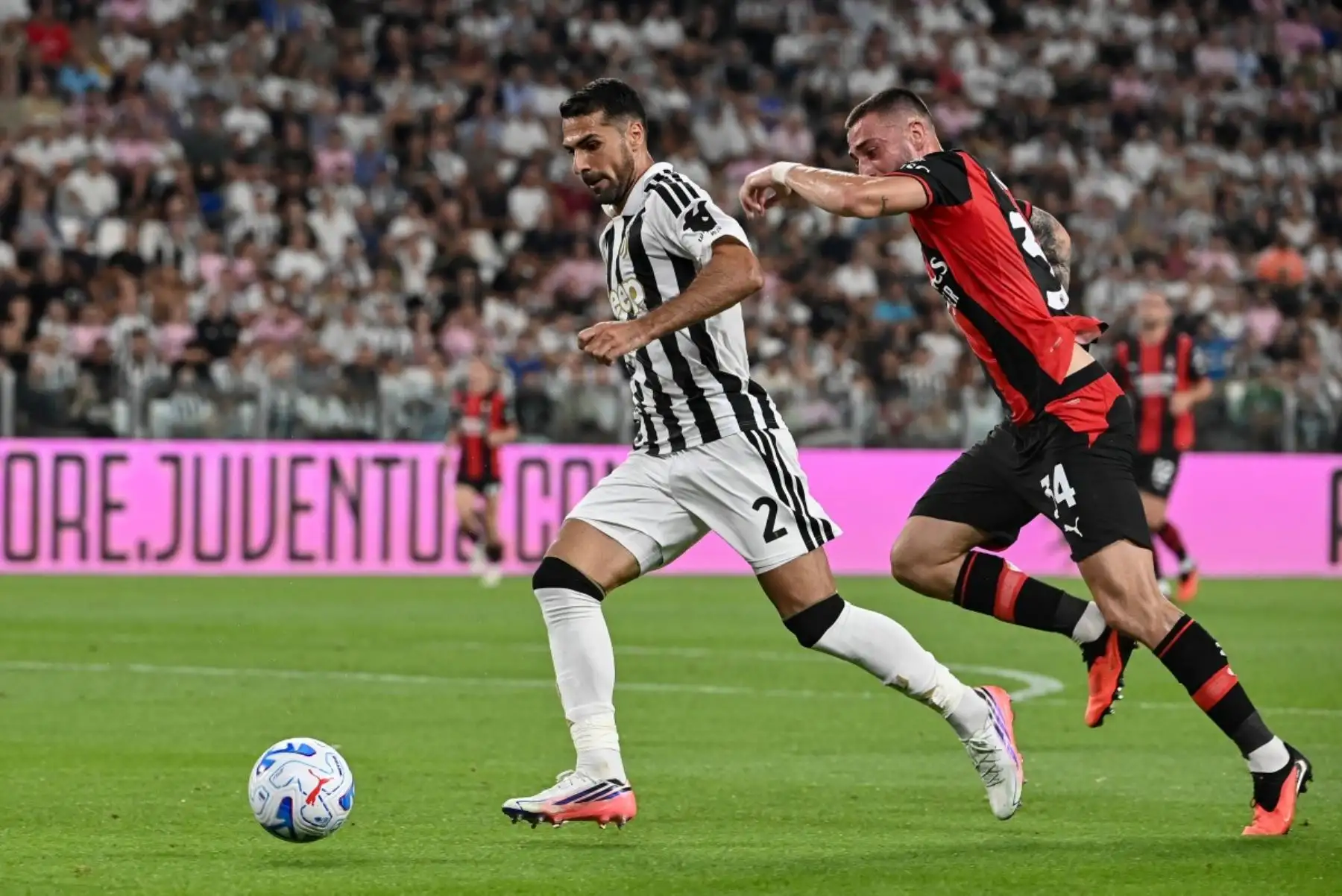 El defensa turco de la Juventus, Mehmet Zeki Celik, y el defensa español del AC Milan, Mario Gila, luchan por el balón durante el partido de la Serie A italiana de fútbol entre la Juventus y el AC Milan en el Allianz Stadium de Turín, el 6 de septiembre de 2026. Foto: AFP