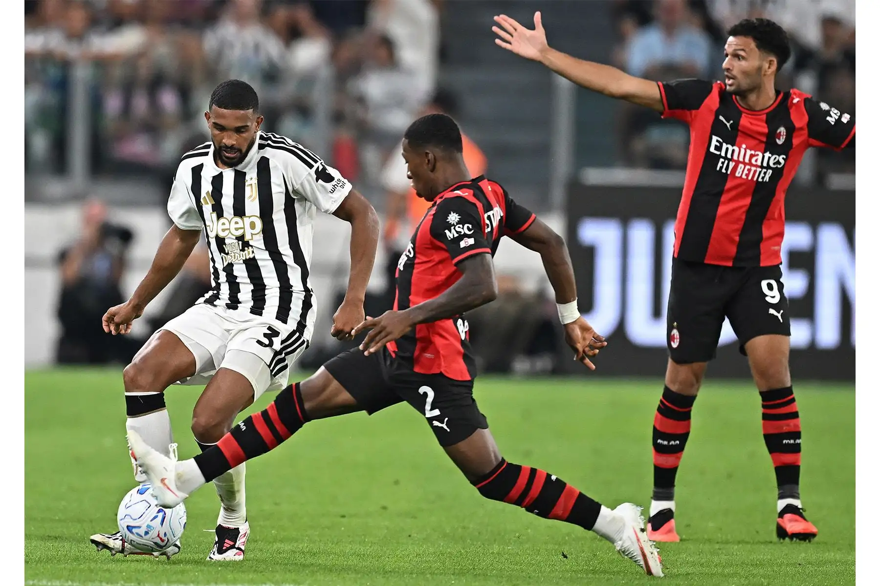 Gleison Bremer de la Juventus y Pervis Estupiñán del Milan luchan por el balón durante el partido de la Serie A italiana de fútbol entre la Juventus FC y el AC Milan en el Allianz Stadium de Turín, Italia, el 6 de septiembre de 2026. Foto: EFE