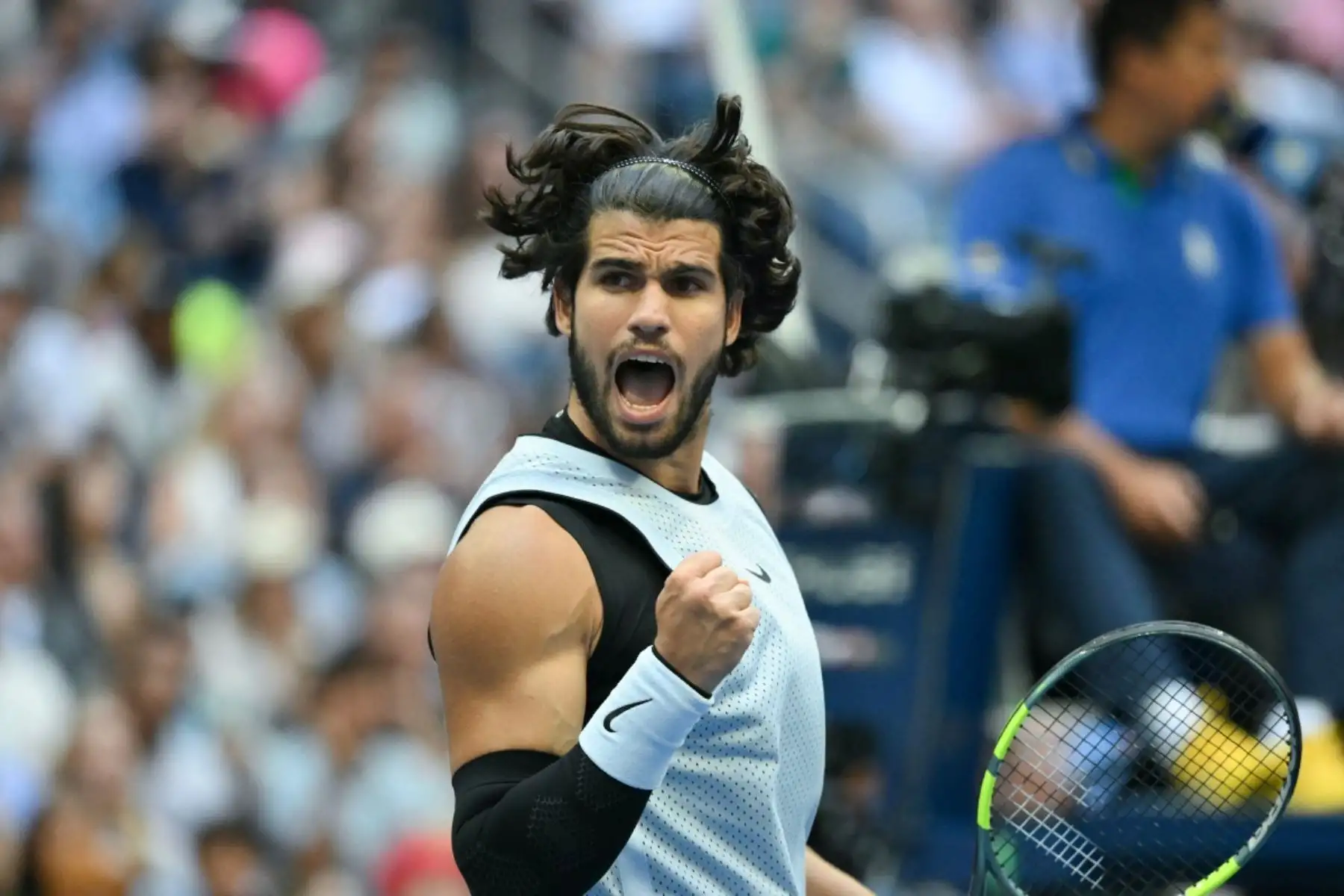 El español Carlos Alcaraz celebra una anotación durante su partido de octavos de final del cuadro individual masculino contra el estadounidense Tommy Paul, en la octava jornada del torneo de tenis US Open, en el USTA Billie Jean King National Tennis Center de Nueva York, el 6 de septiembre de 2026. Foto: AFP