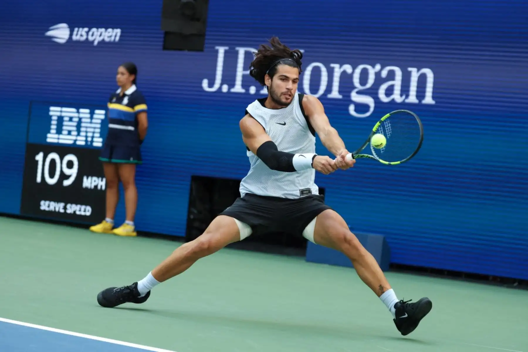 El español Carlos Alcaraz devuelve una pelota al estadounidense Tommy Paul durante su partido de octavos de final del cuadro masculino individual, en la octava jornada del torneo de tenis US Open, en el USTA Billie Jean King National Tennis Center de Nueva York, el 6 de septiembre de 2026. Foto: AFP